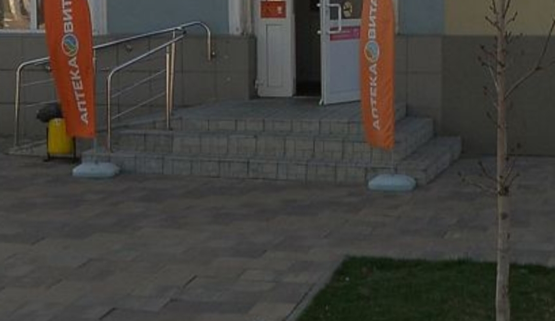 Street stairs and rail — photo 1