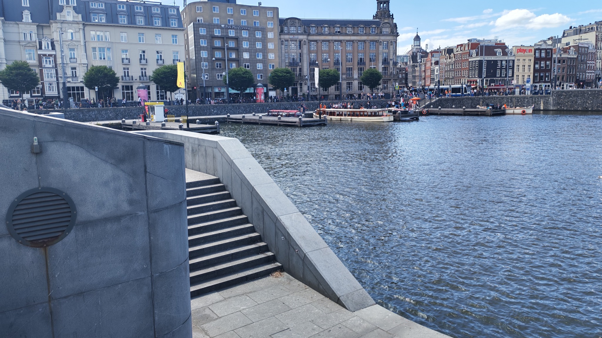 Ledge close Amsterdam central — photo 1