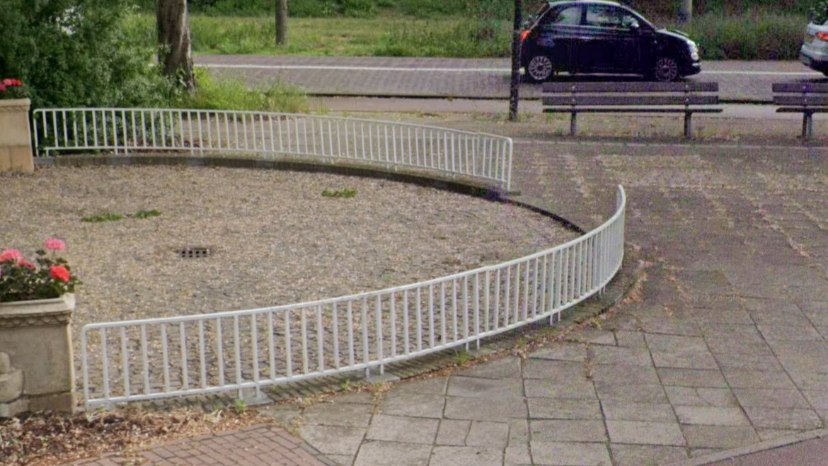 Curved rail — photo 1