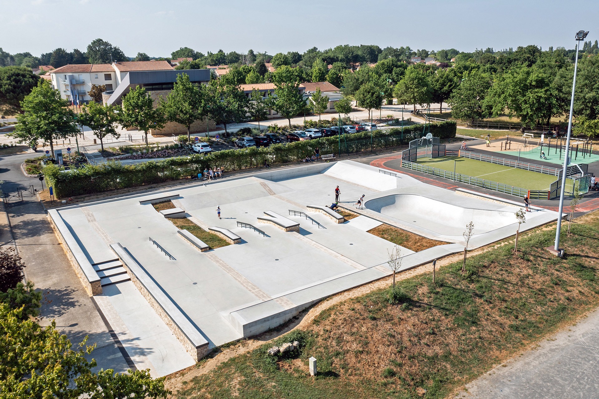 Fontaine-le-Comte skatepark — photo 1