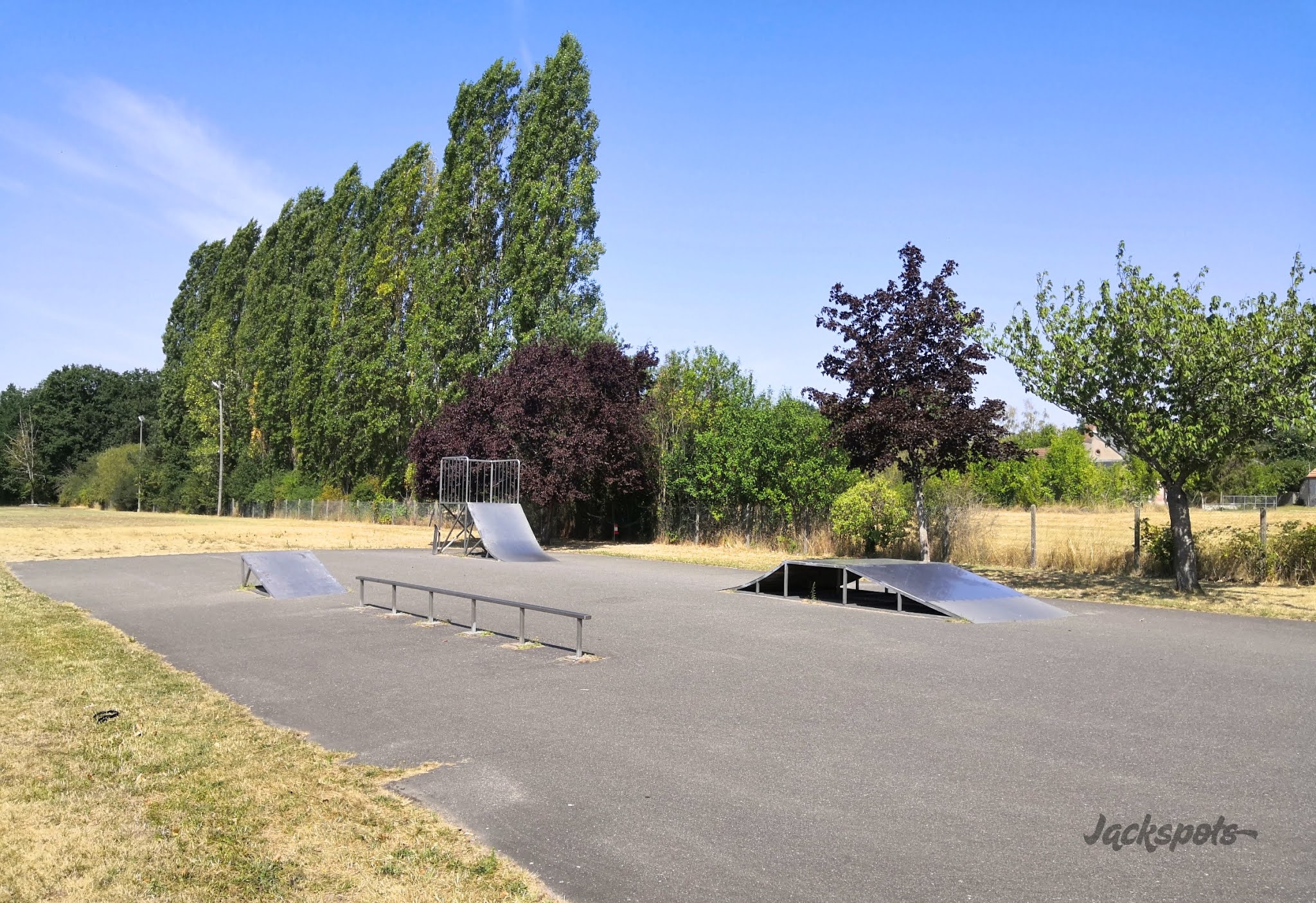 Vitry-aux-Loges skatepark — photo 1