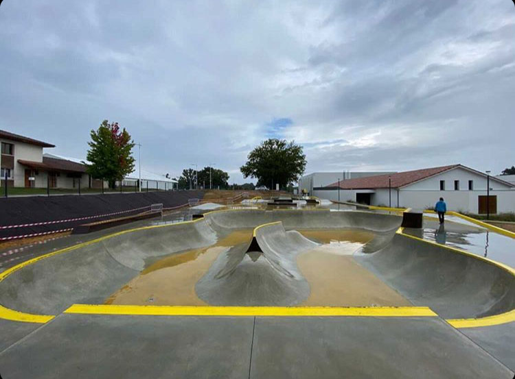 Saint-Pierre-du-Mont skatepark — photo 1