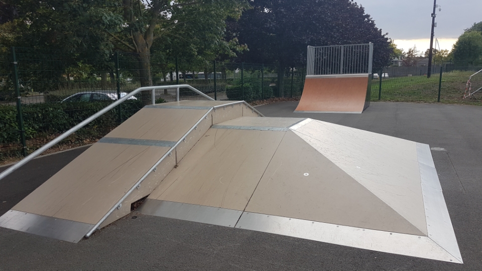 Lardy skatepark — photo 1