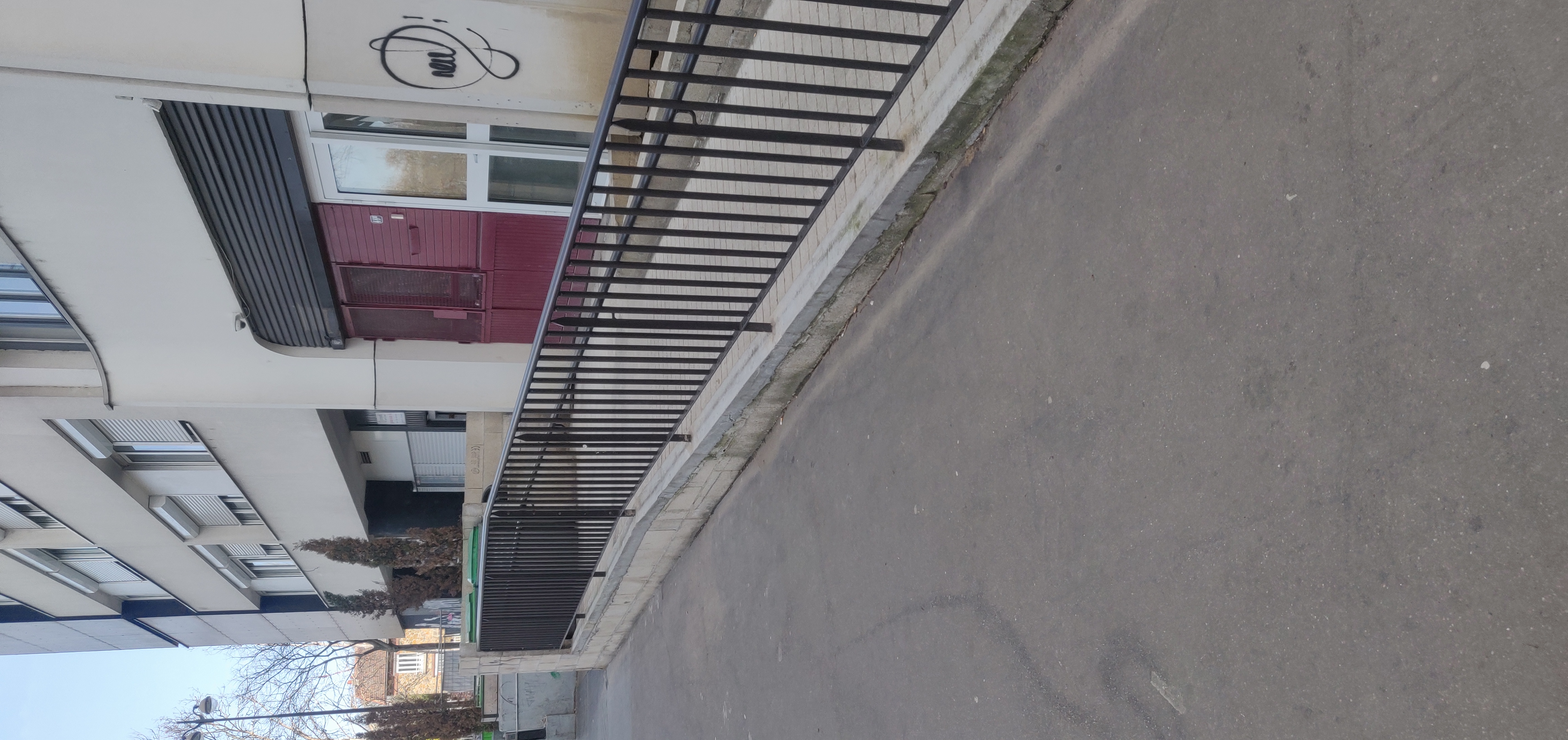 High rail/barrier — photo 1