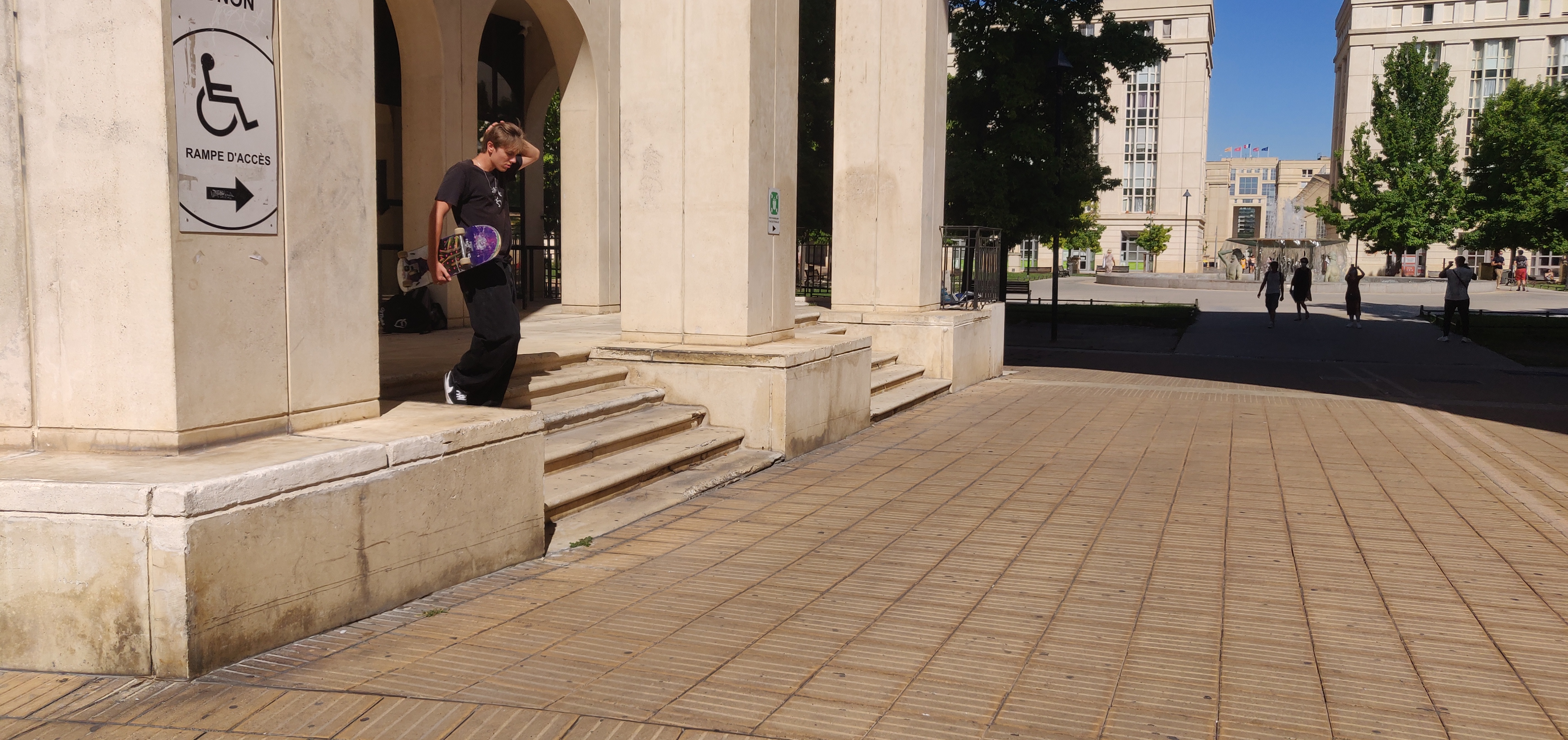 Short curb with stairs — photo 1