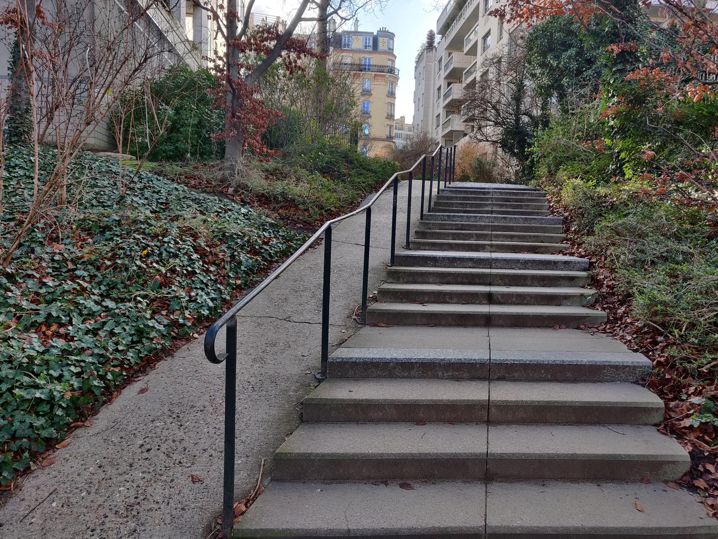 Great long handrail in the park — photo 1