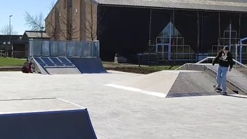 Jouy-le-Potier skatepark — photo 1