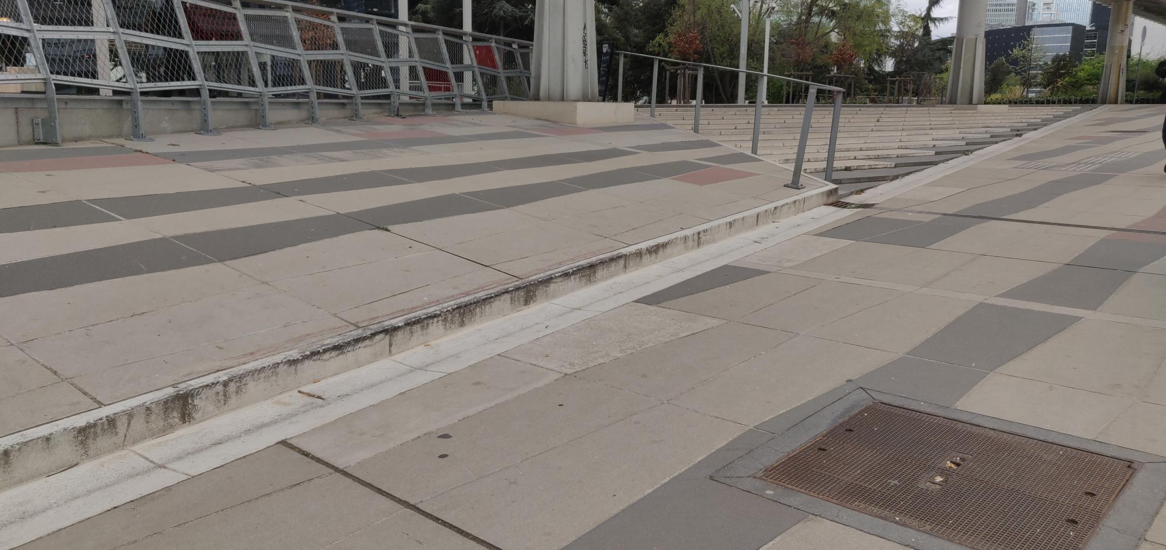 Curb and manual pad - La Jetée — photo 1
