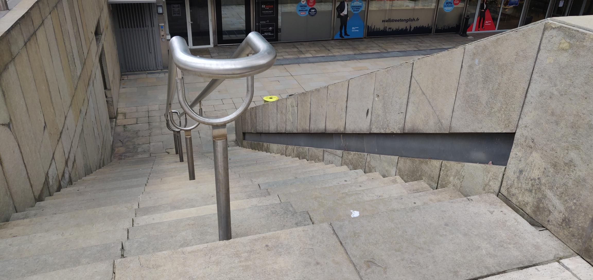 Ledge and rail La Défense spot — photo 1
