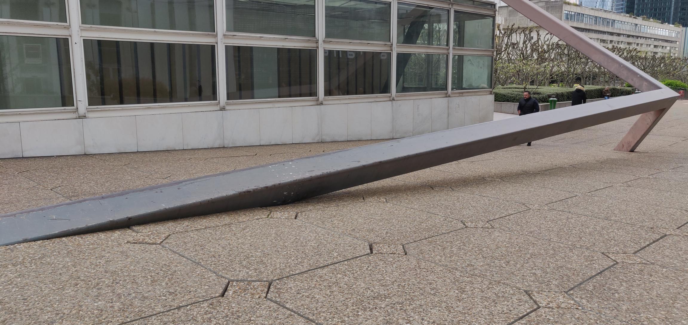 Art curb La Défense — photo 1