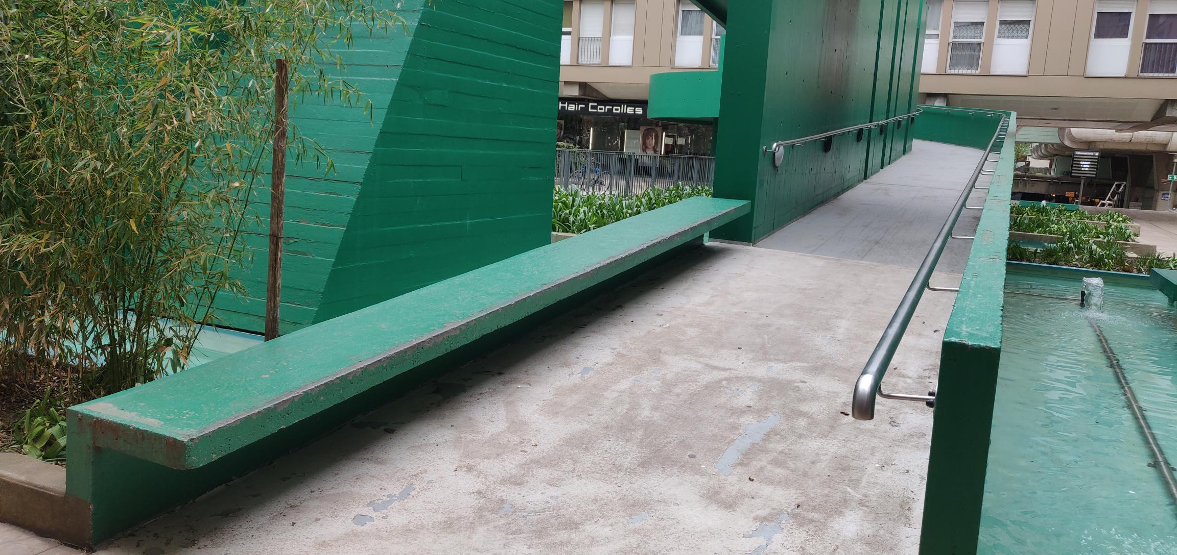 Handrail and green curb La Défense — photo 1