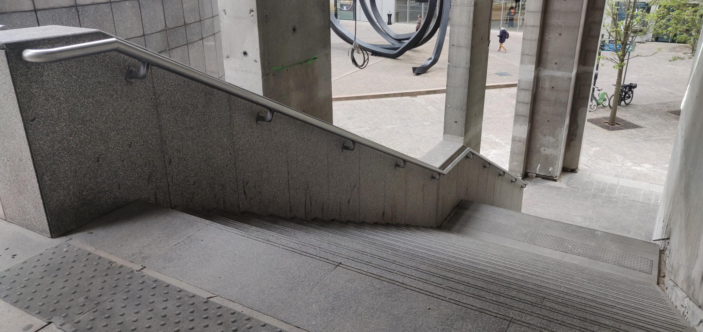 Big covered kink rail La Défense — photo 1