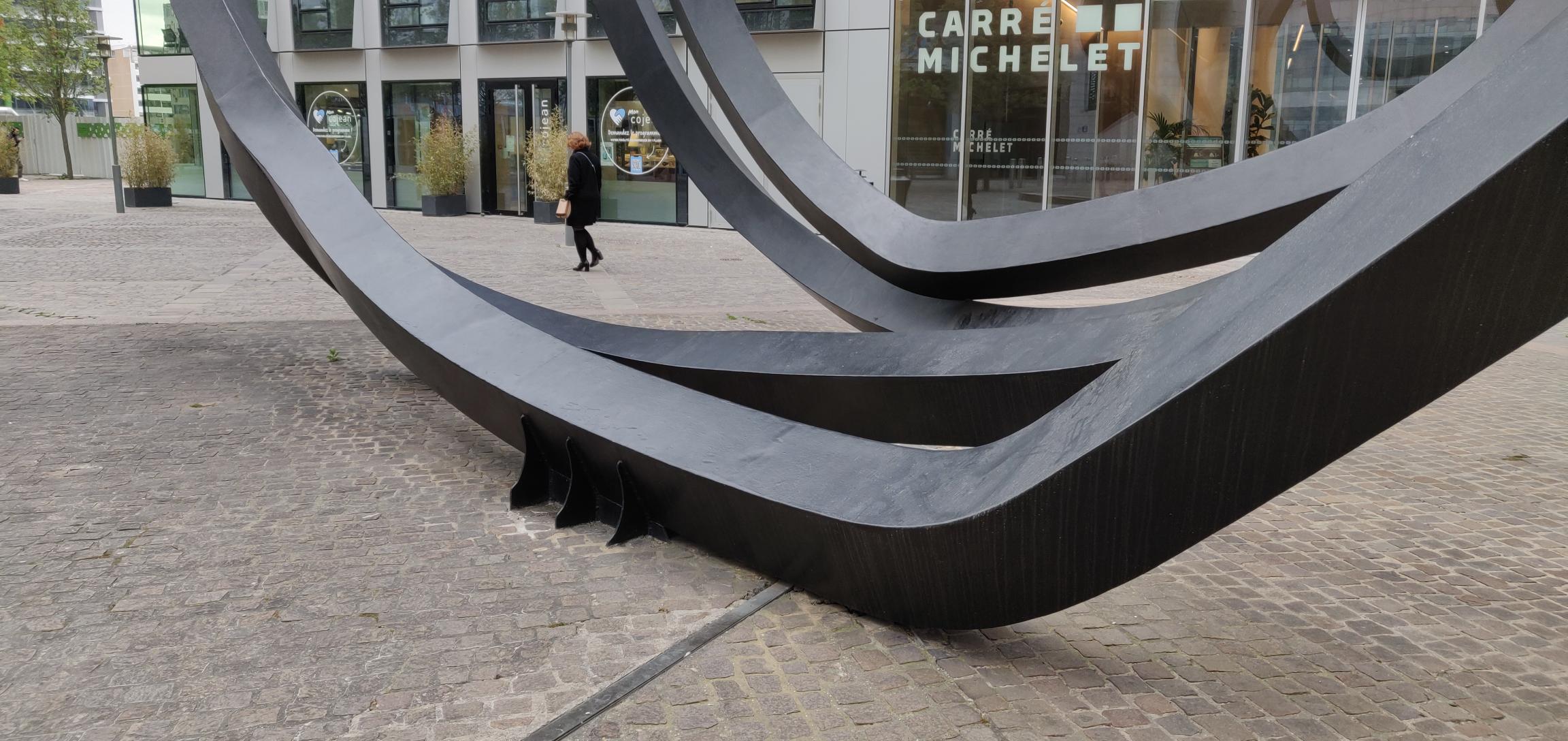 Metal art curb La Défense — photo 1