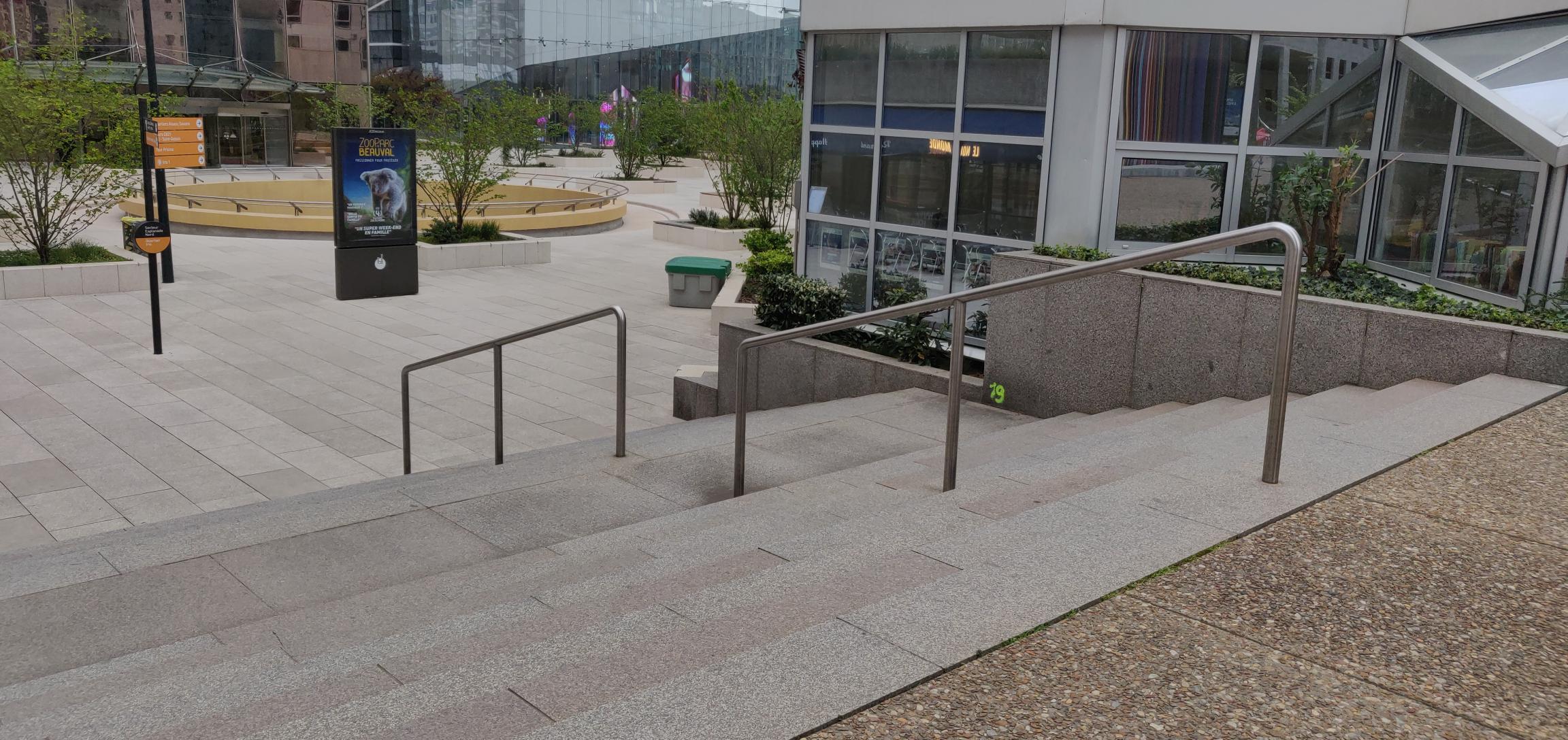 2 handrails La Défense — photo 1
