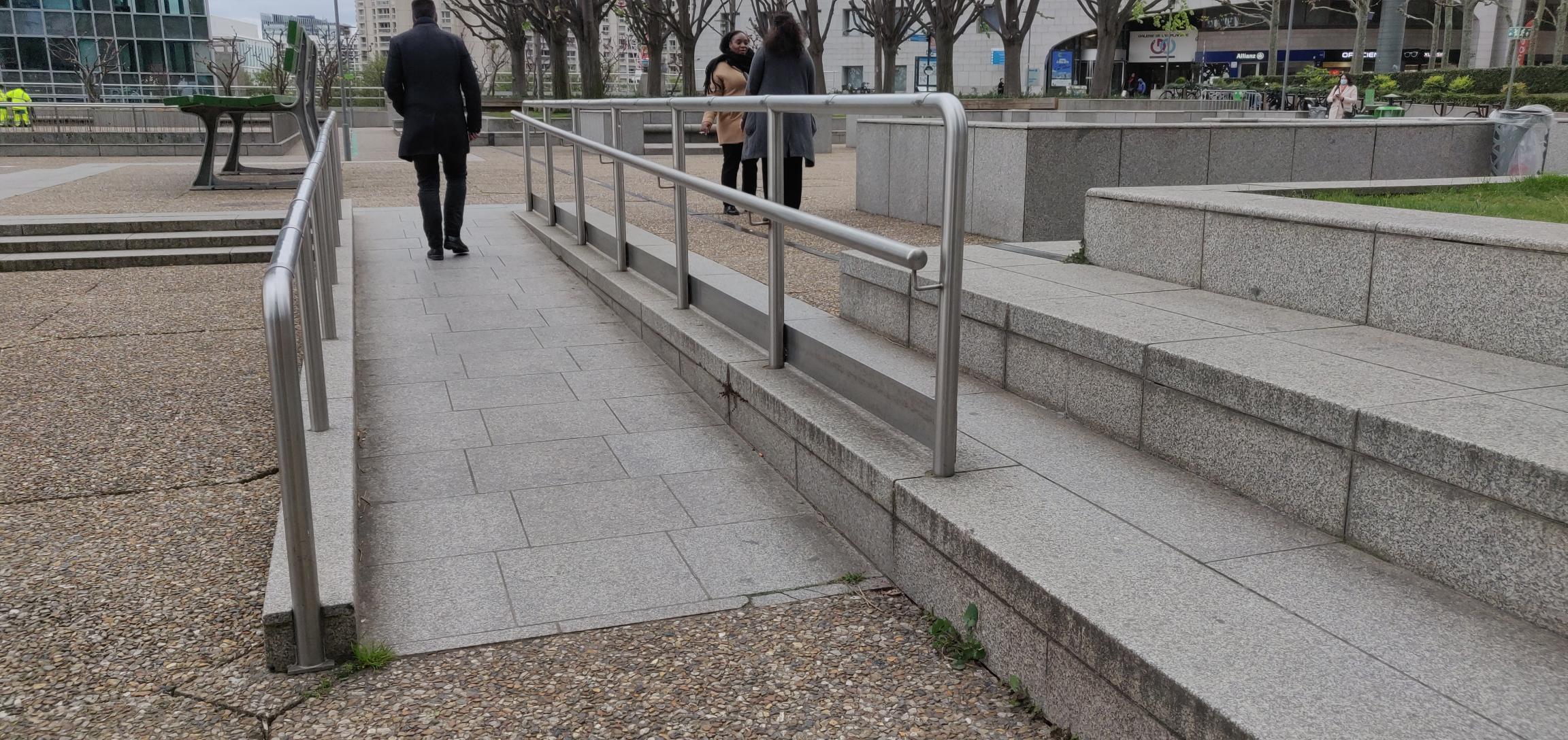 Rail Esplanade de La Défense — photo 1