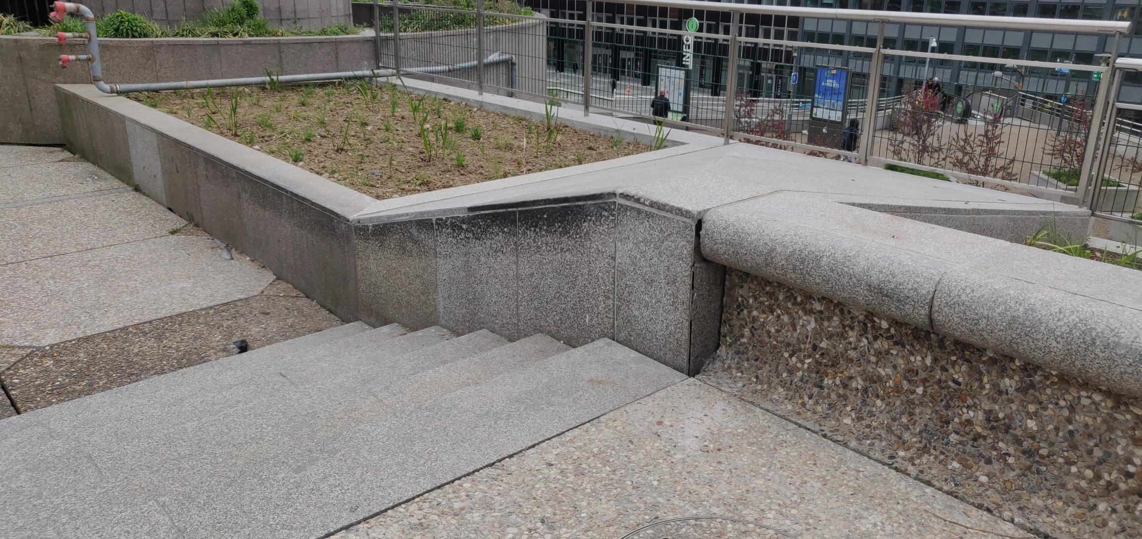 Curbs Esplanade de La Défense — photo 1