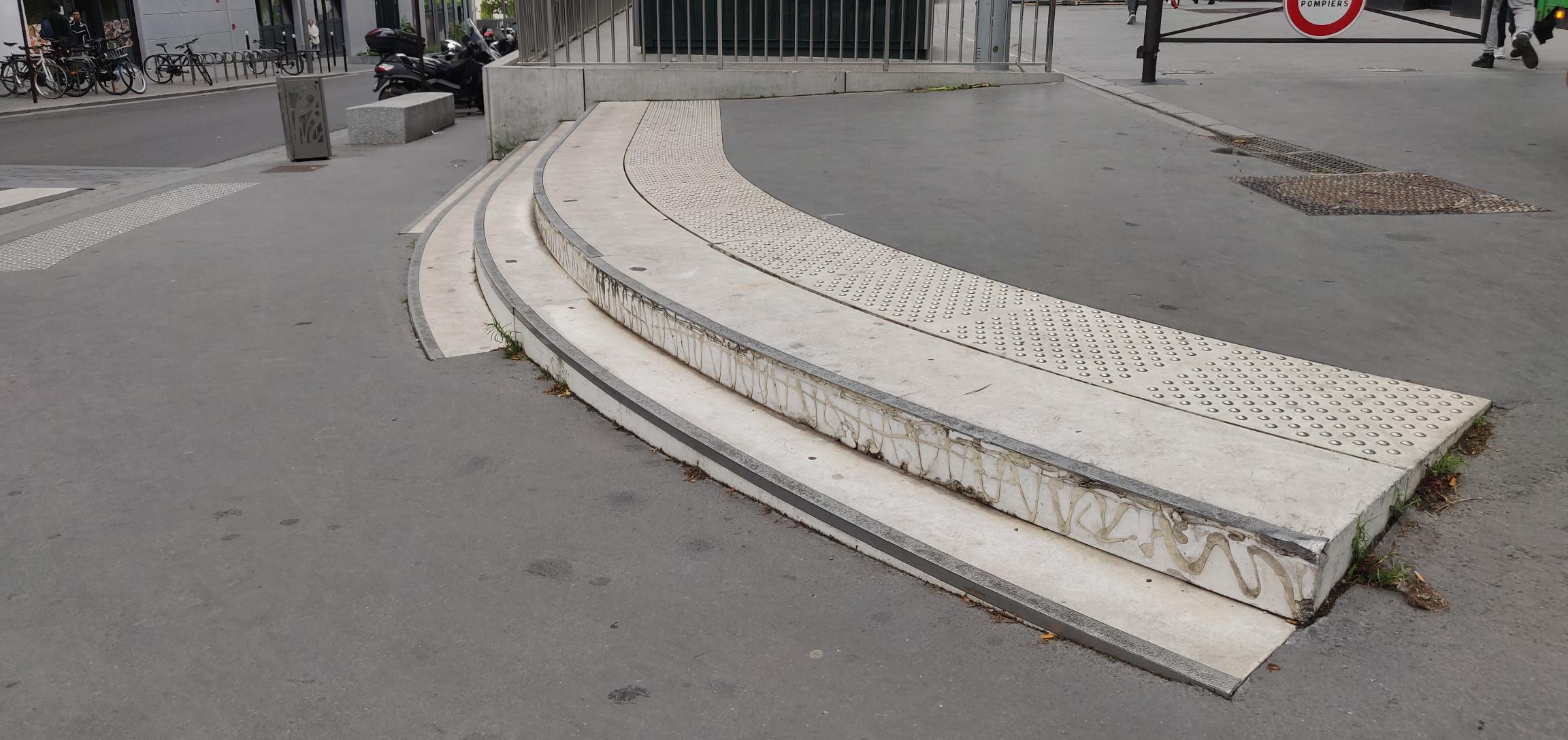 Little curbs - Françoise Dorin — photo 1