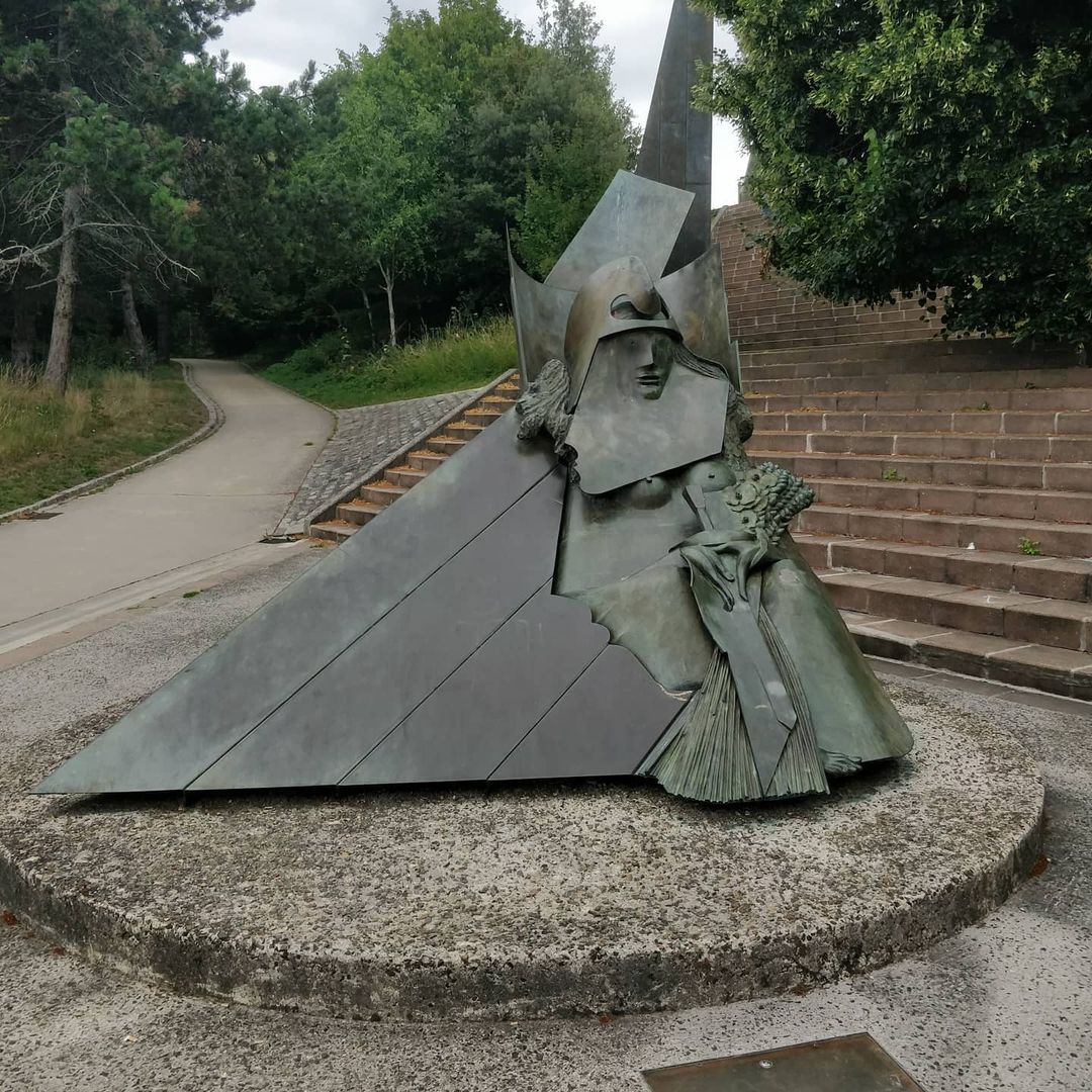 Statue pyramidale — photo 1