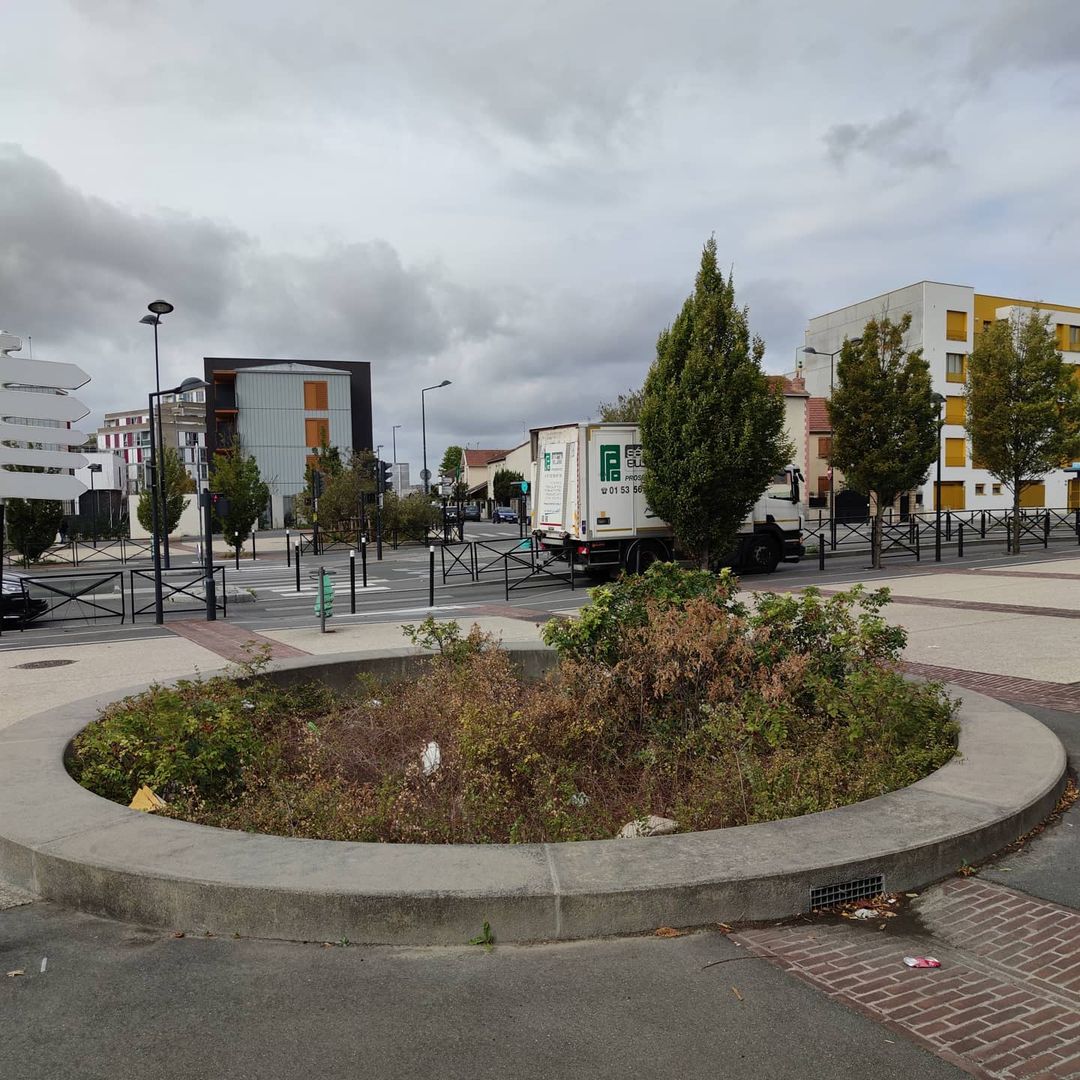 Street plaza — photo 1