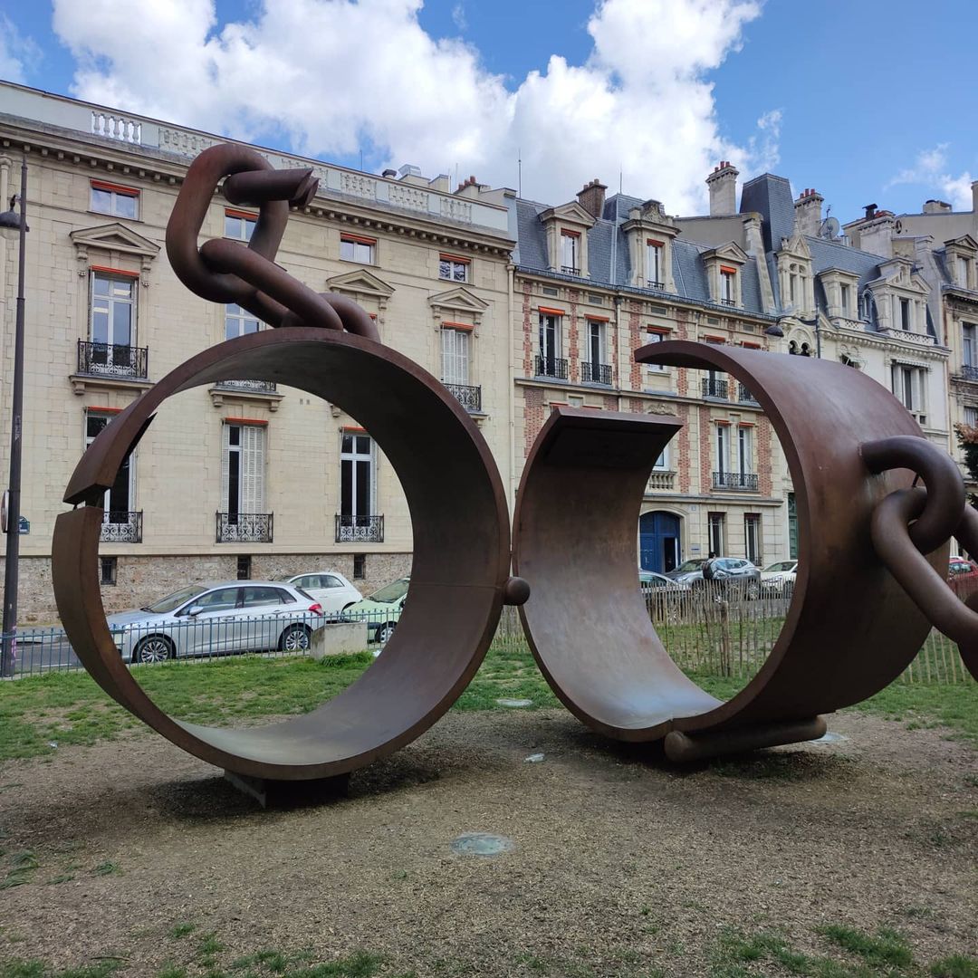 Menottes Dumas — photo 1