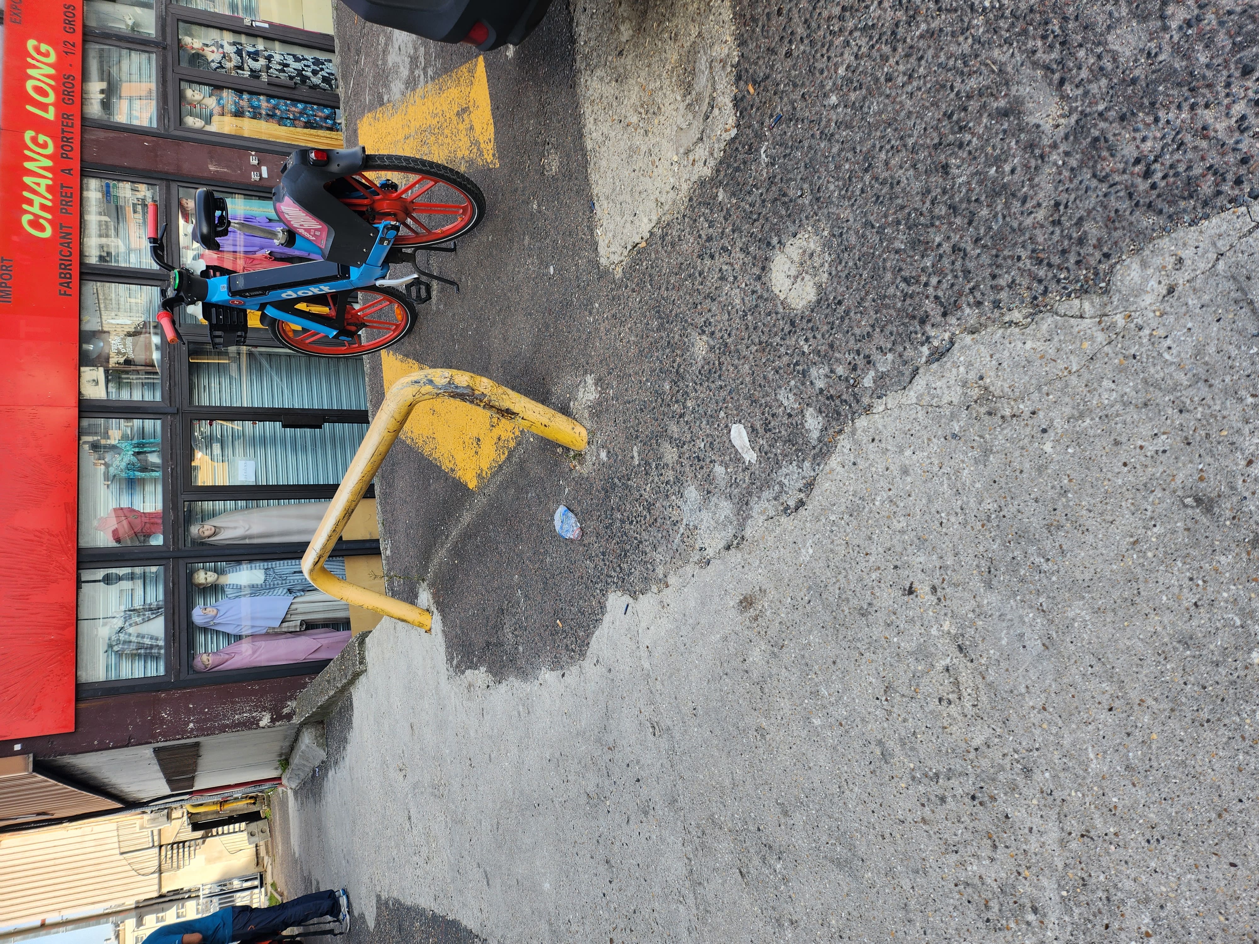 Yellow rail parking Climb Up Aubervilliers — photo 1