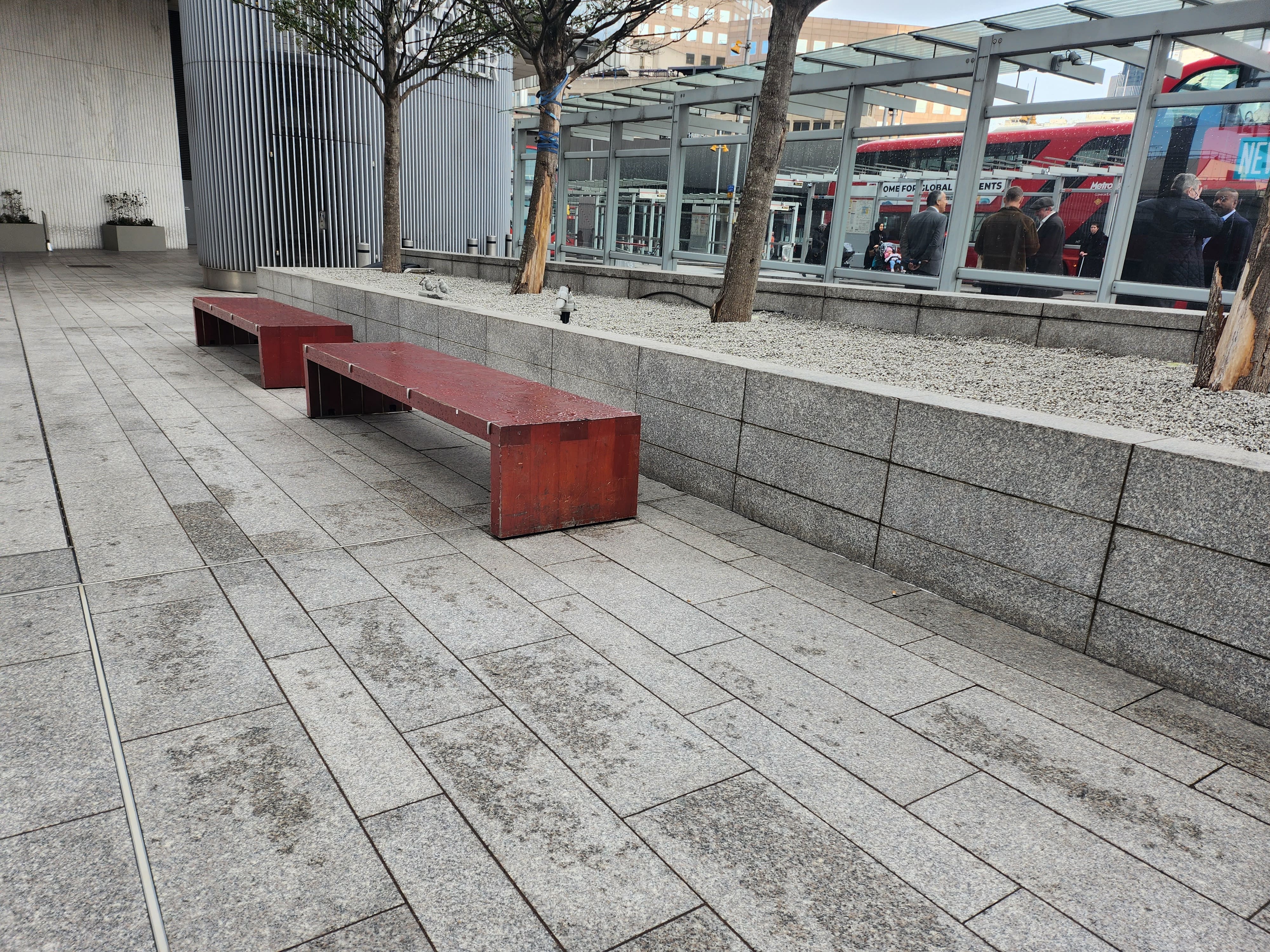 High curb and red bench London Bridge — photo 1
