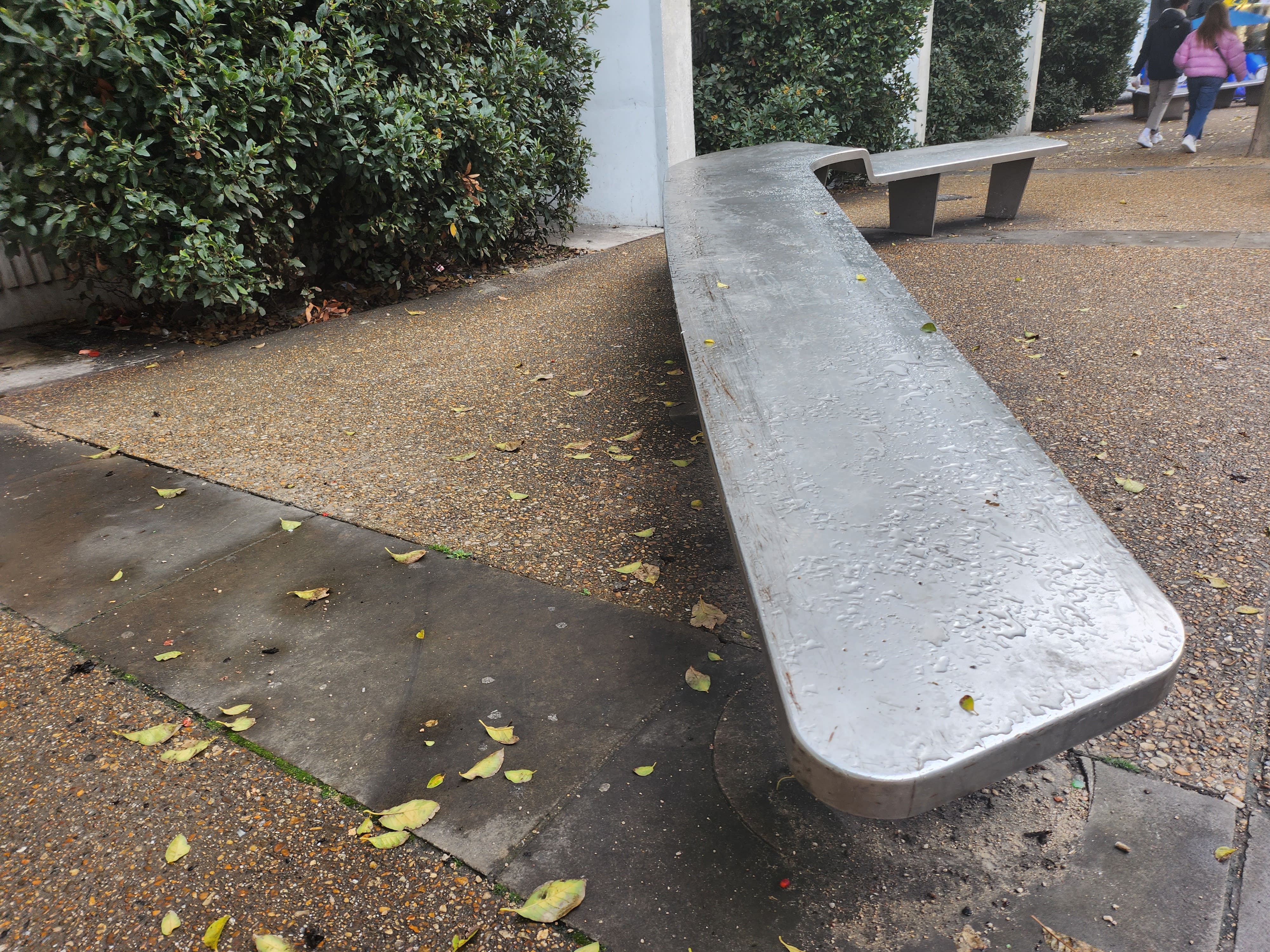 Perfect metal curbs London Bridge — photo 1