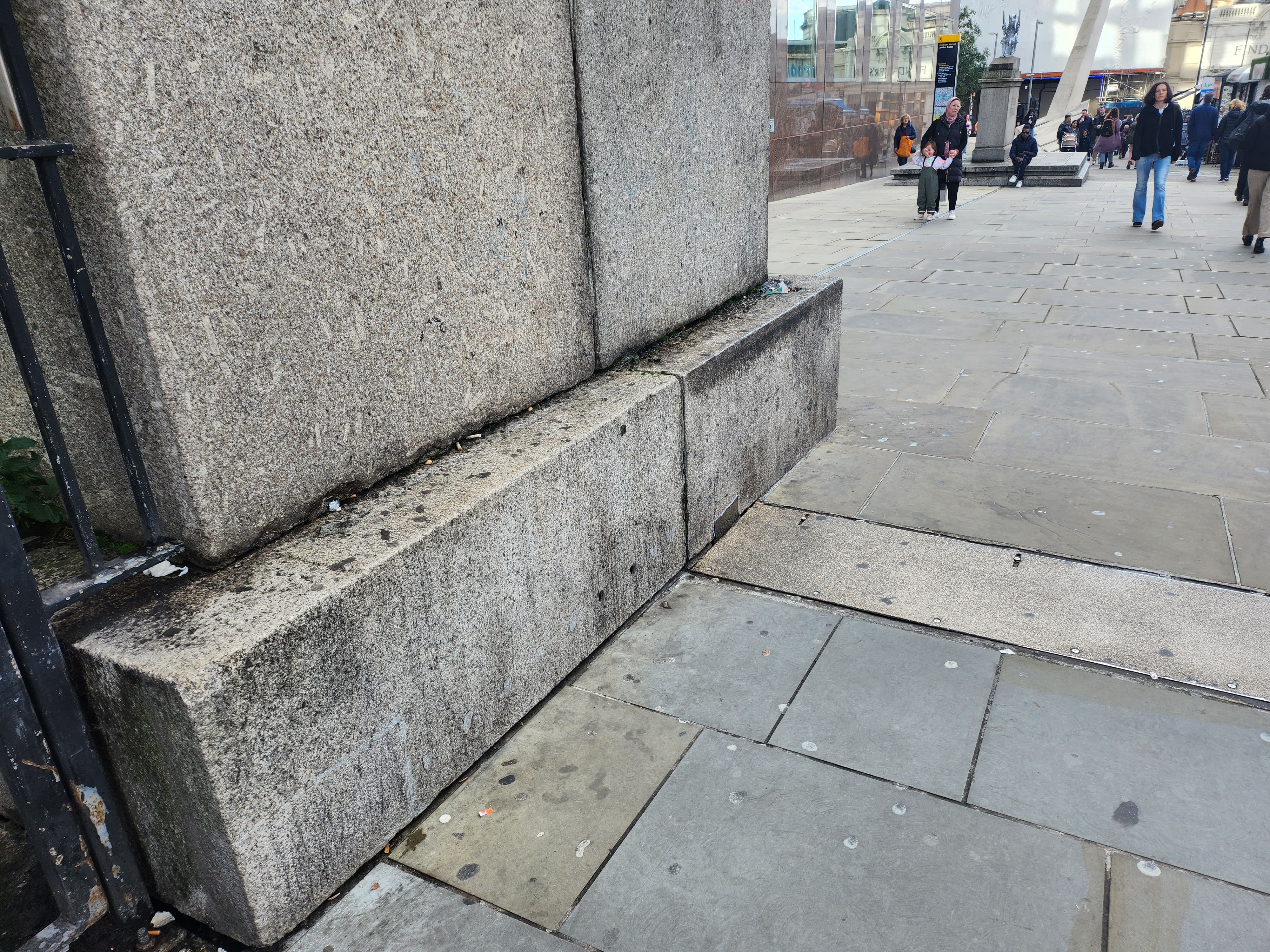 Little curb London Bridge — photo 1