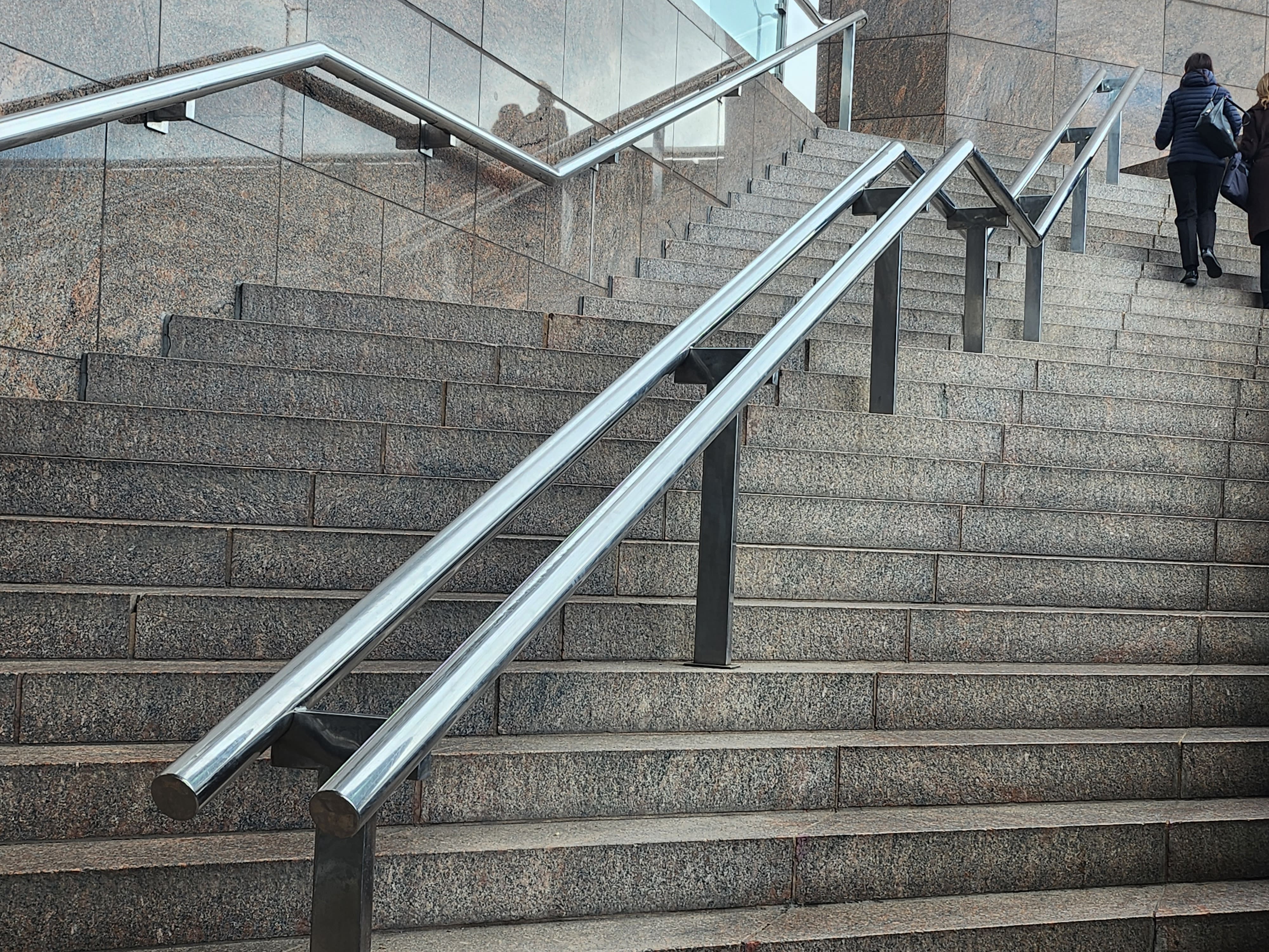 Handrails and kink handrail London Bridge — photo 1