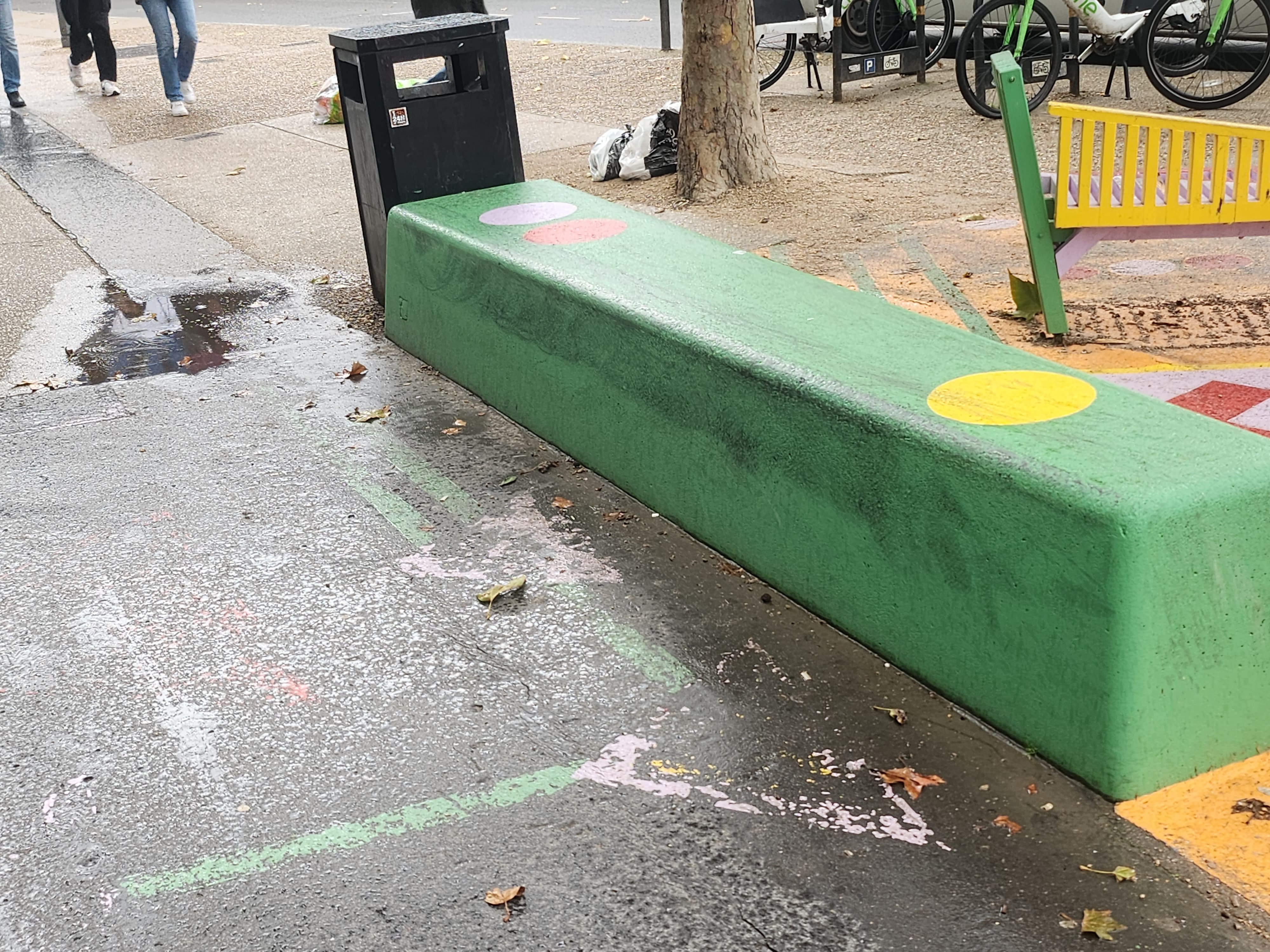 Color curbs southwark London — photo 1