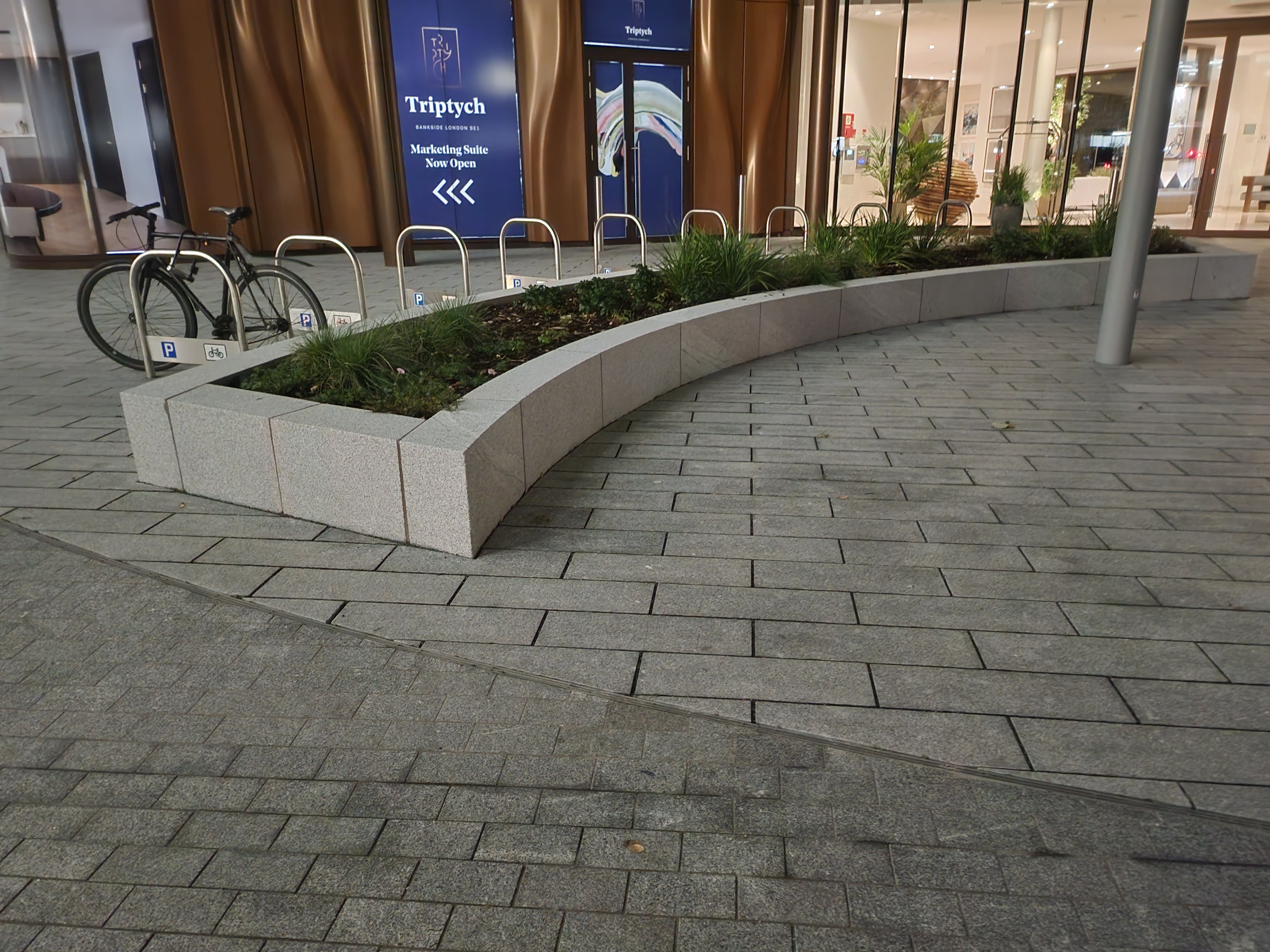 Curved curbs spot London — photo 1