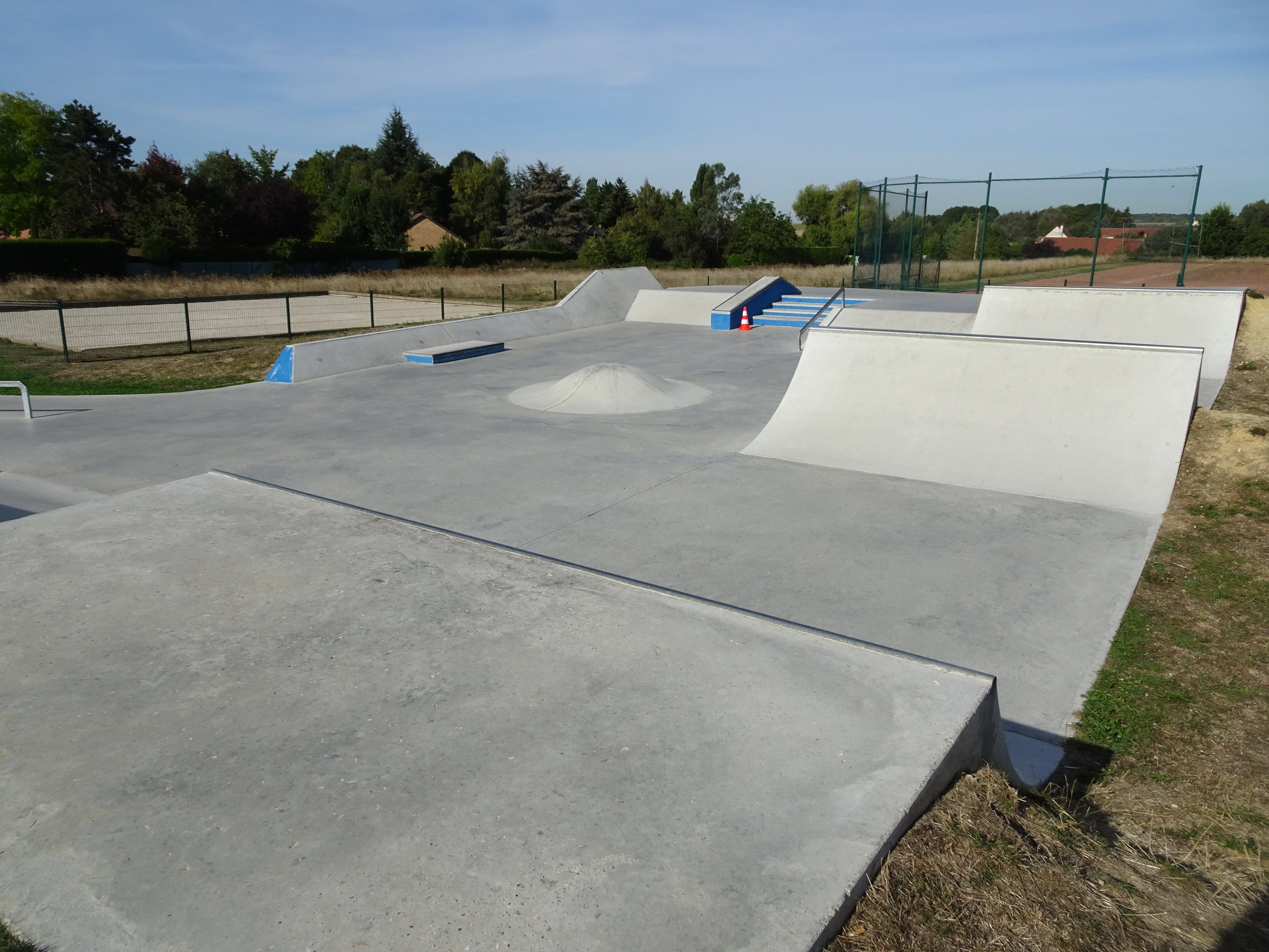 Saint-Nom-la-Bretèche skatepark — photo 1