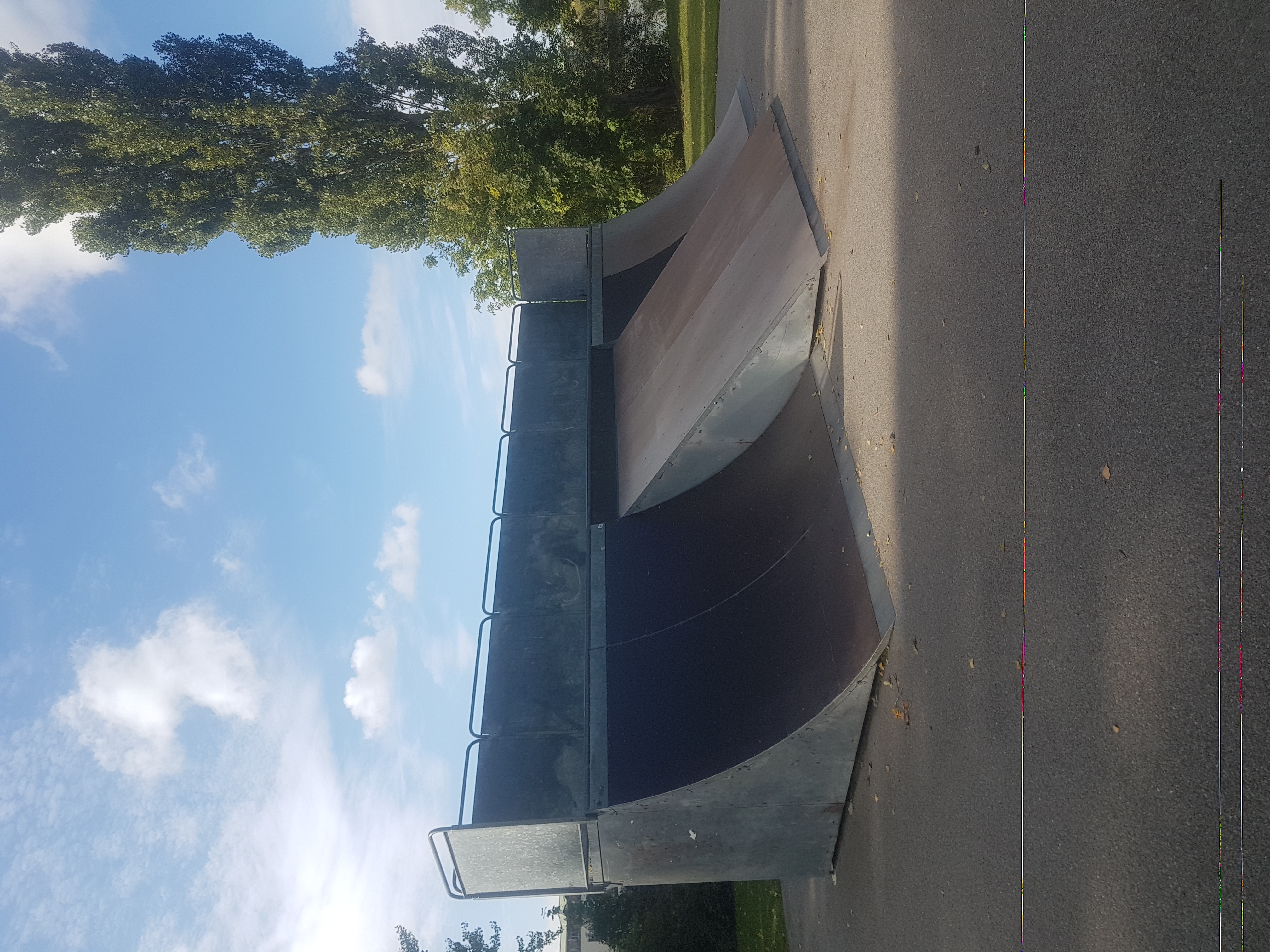 Mantes-la-Jolie skatepark — photo 1