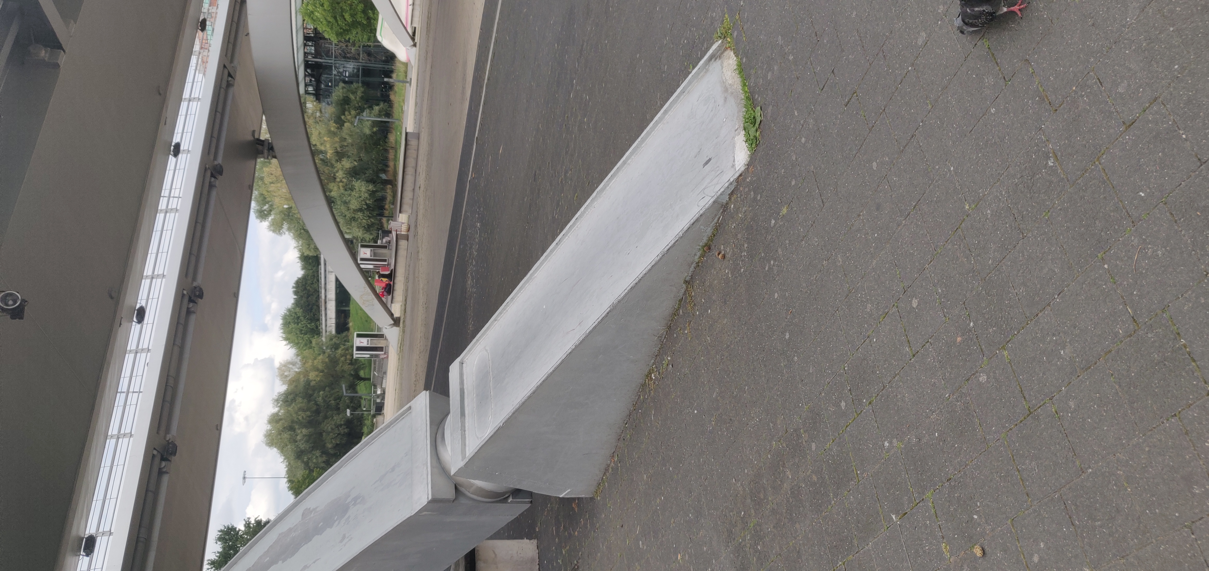 Curb between Lille Flandres and Europe stations — photo 1