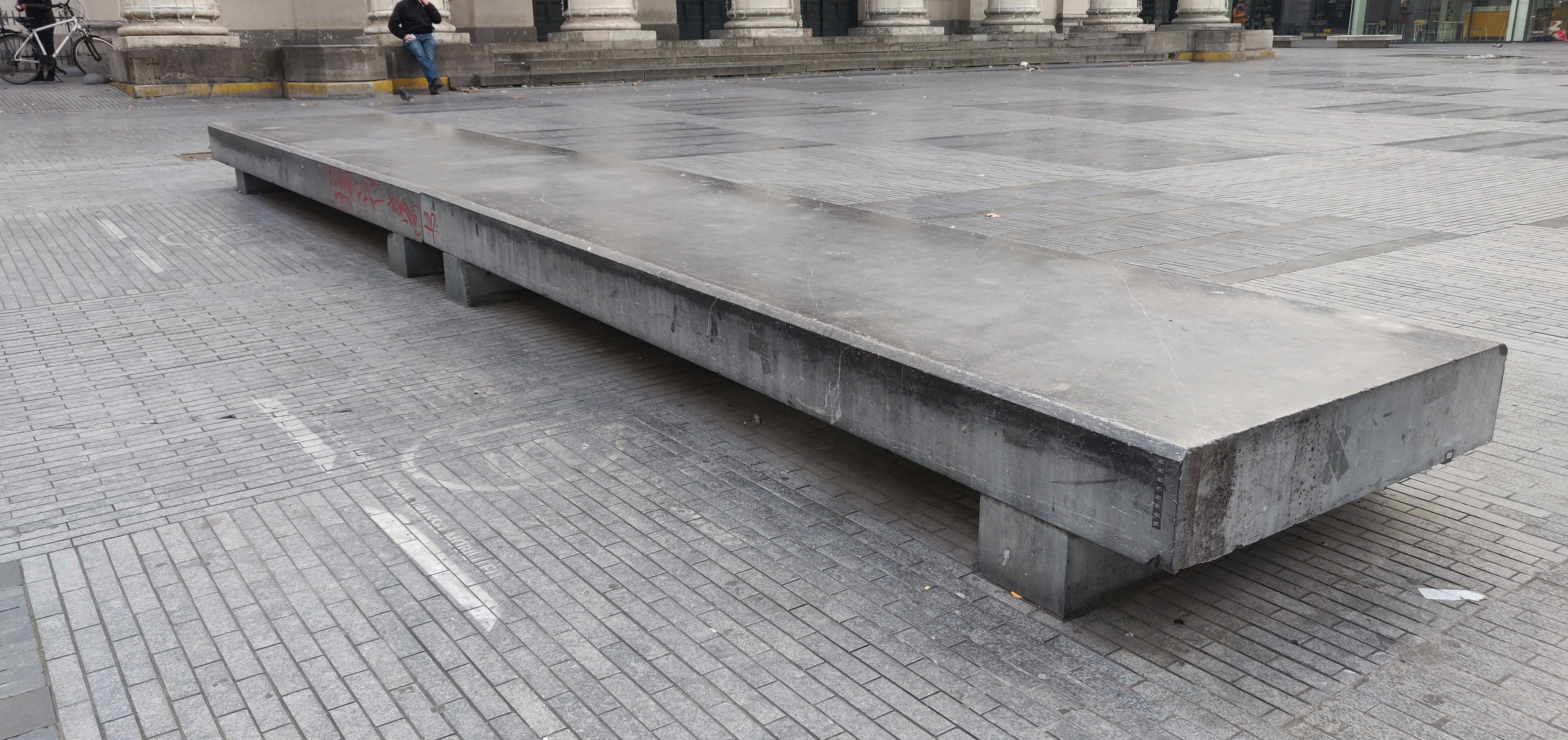 Big curbs Place de la Monnaie — photo 1