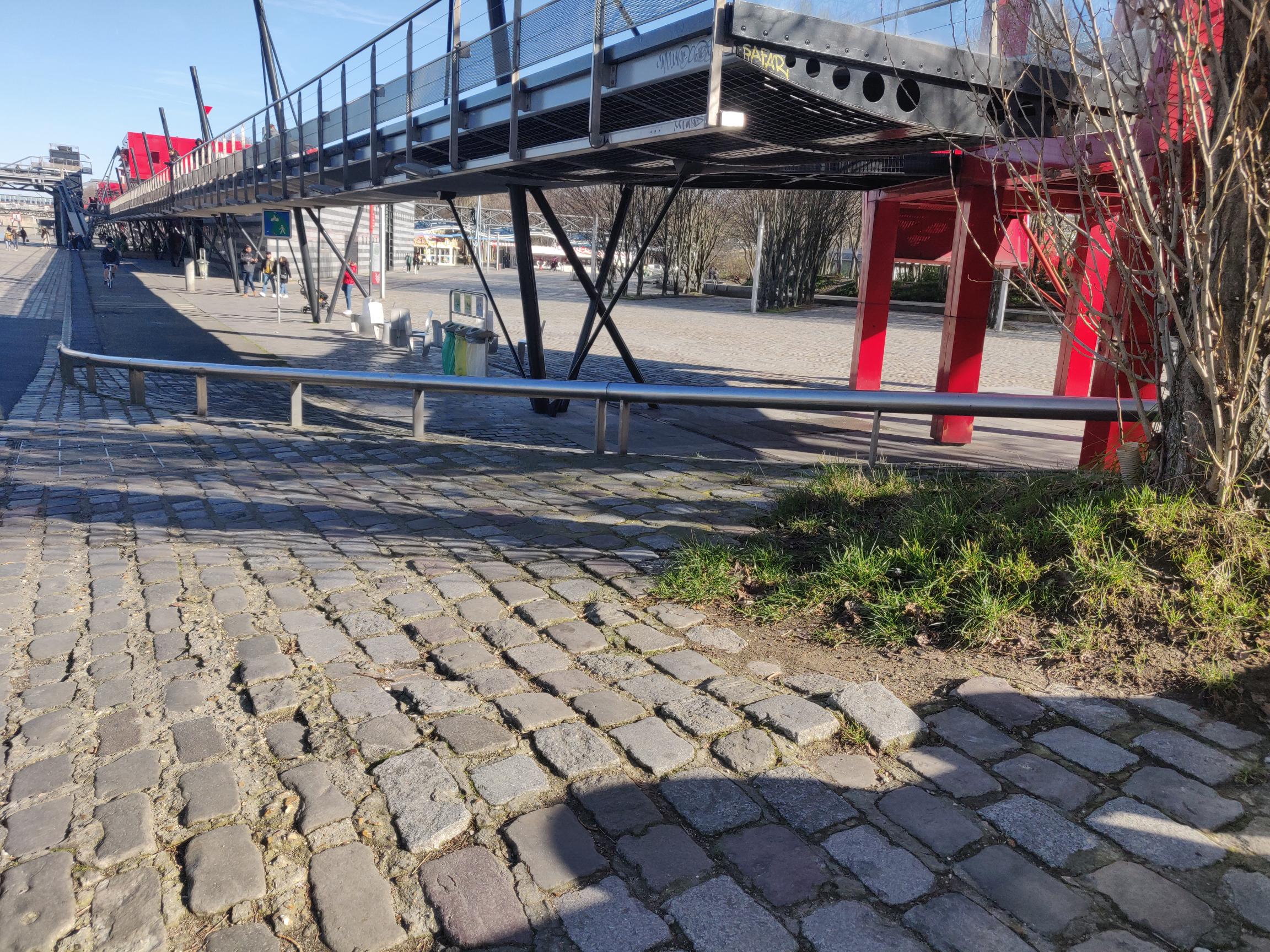 Long low rail - Quai De La Marne — photo 1