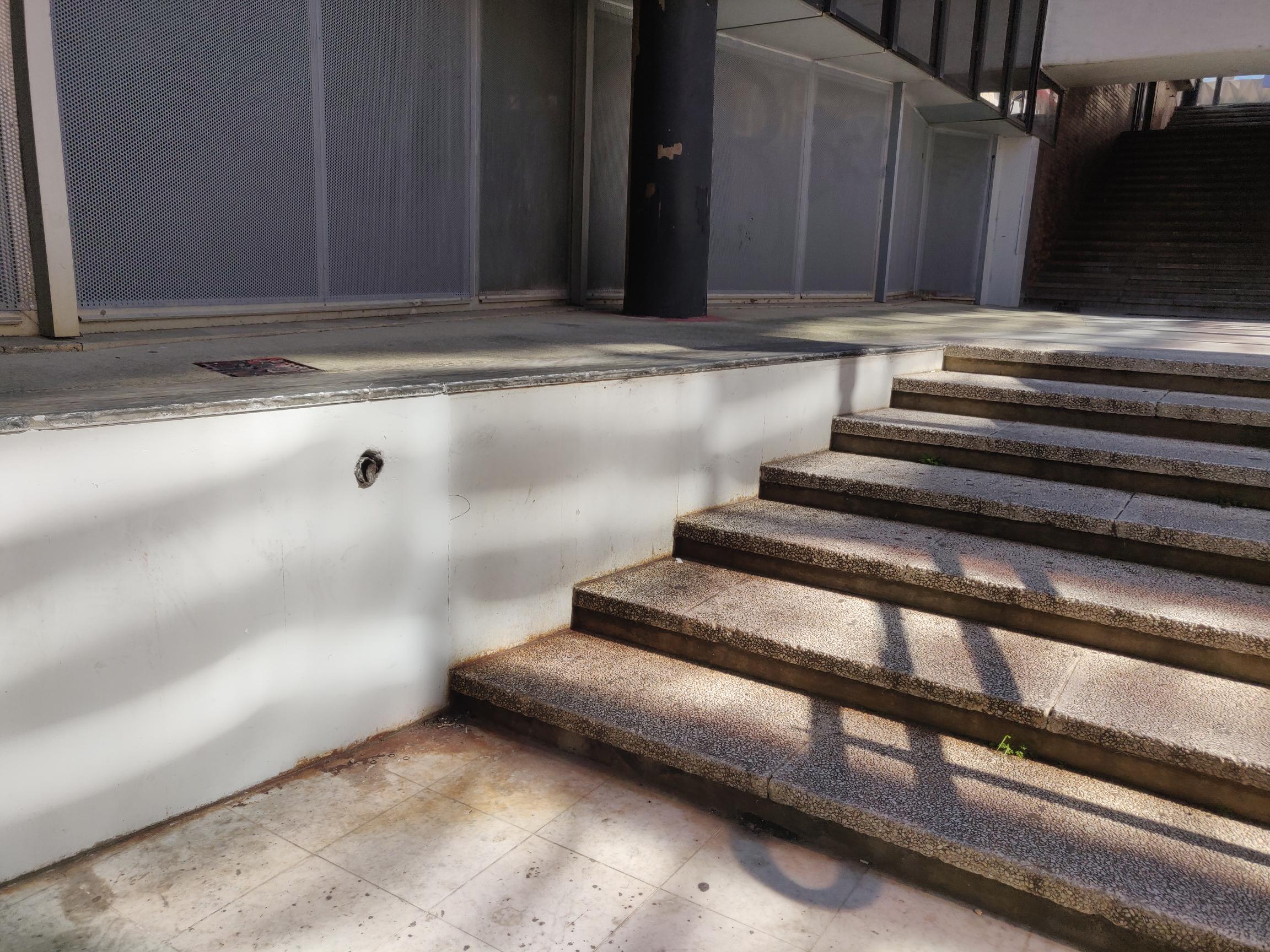 Curb behind Polygone — photo 1