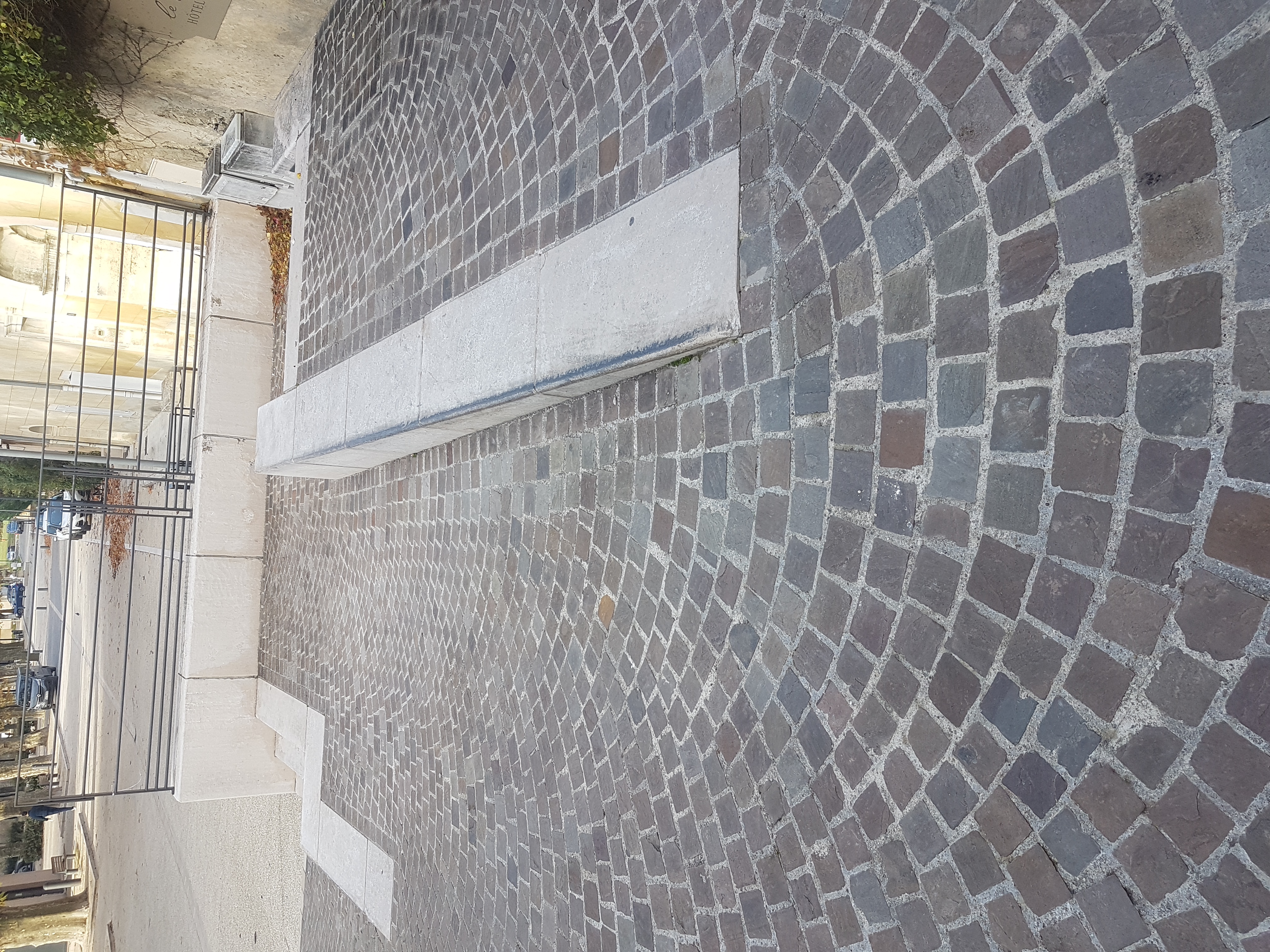 curbs in Grignan — photo 1