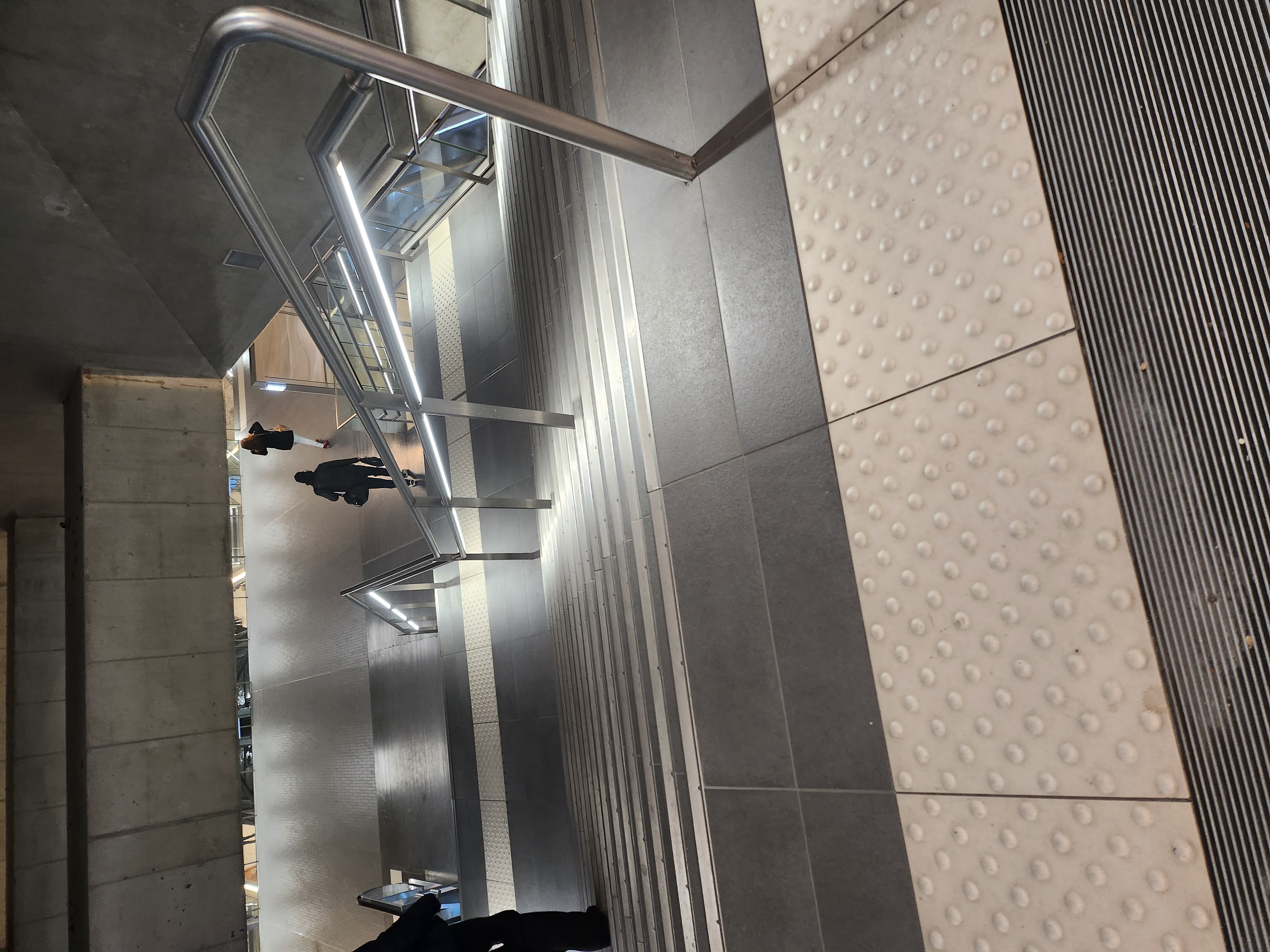 Handrail underground — photo 1