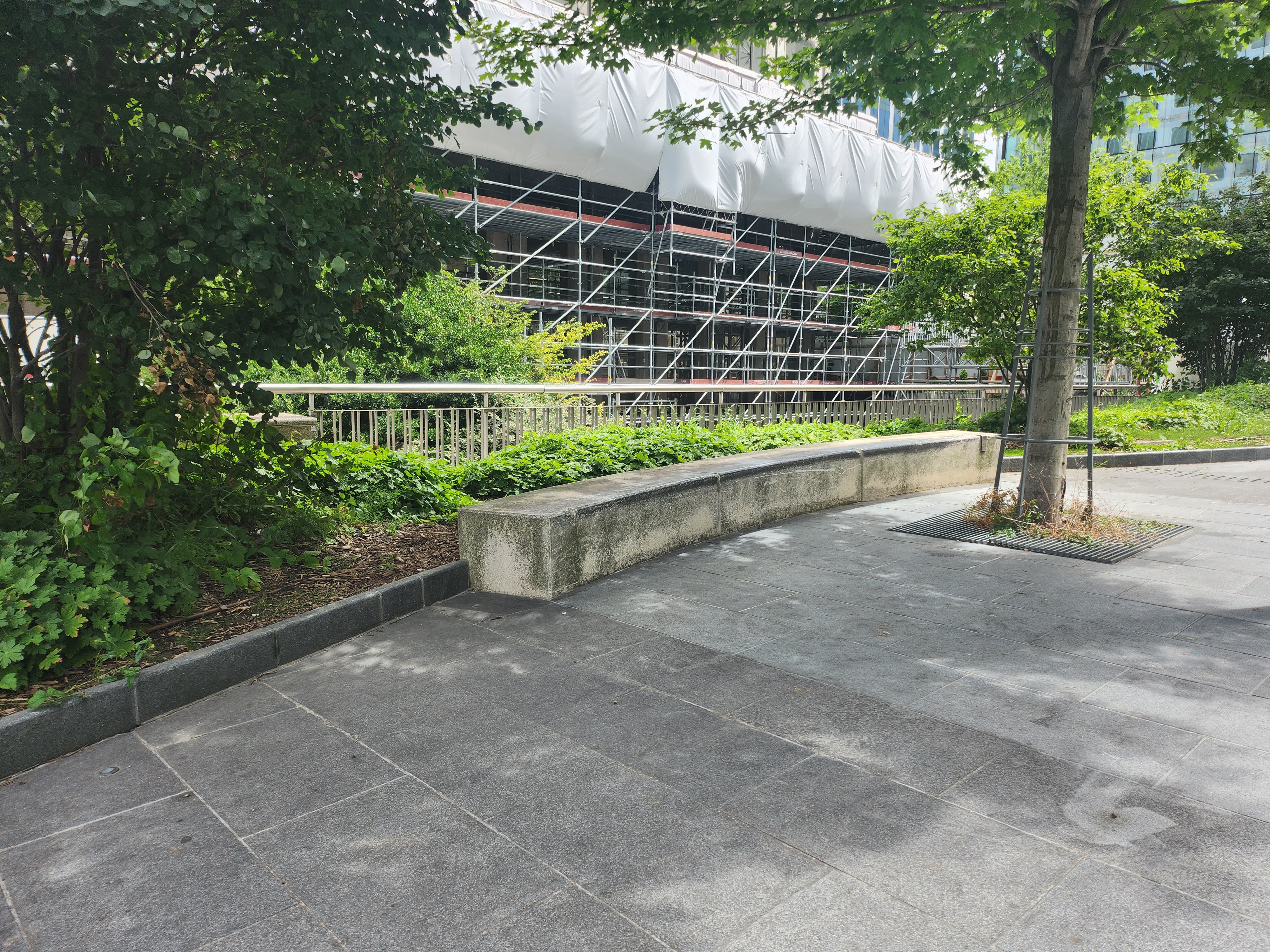 Curb with no antiskates — photo 1