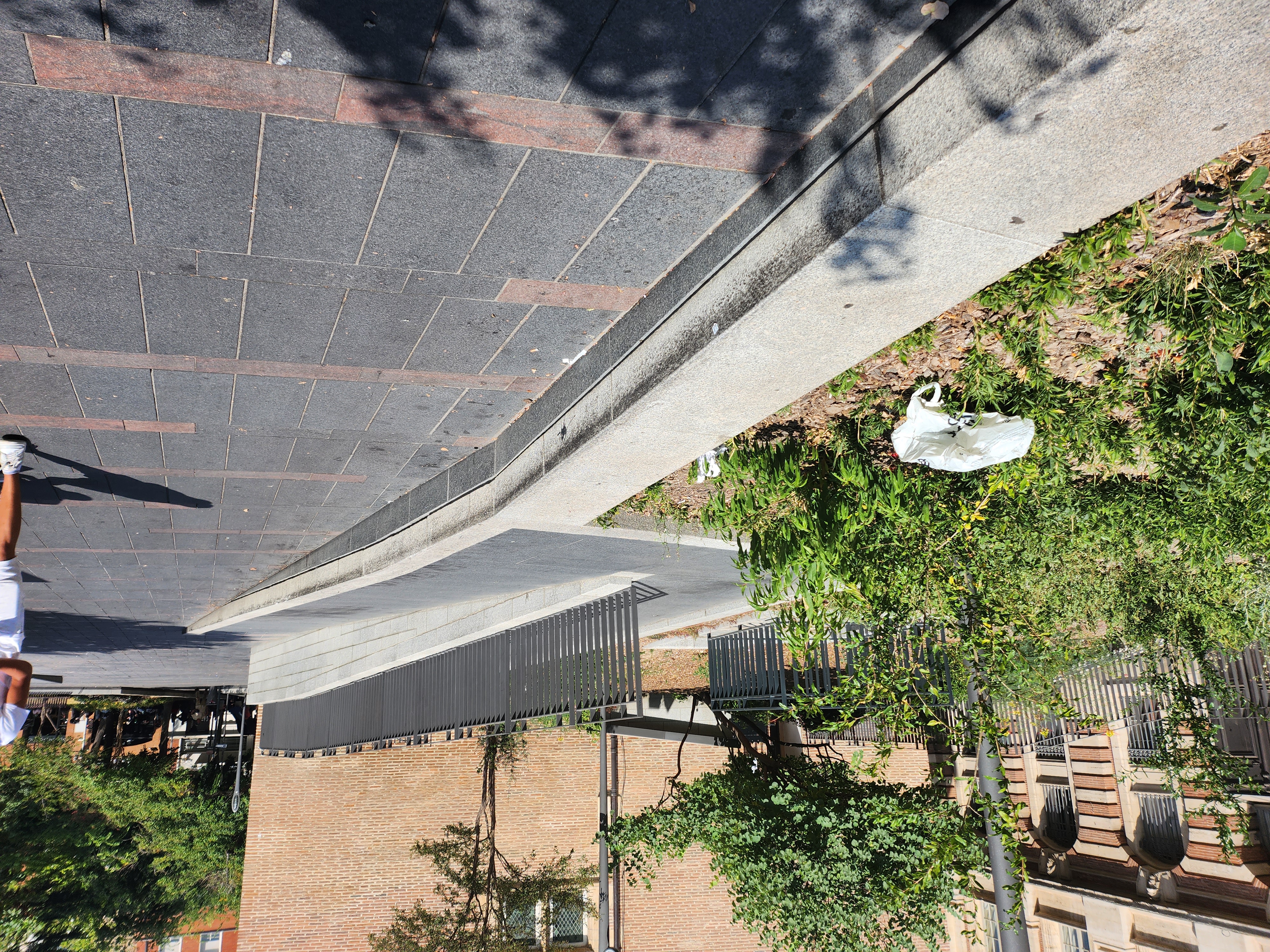 Low curbs everywhere — photo 1