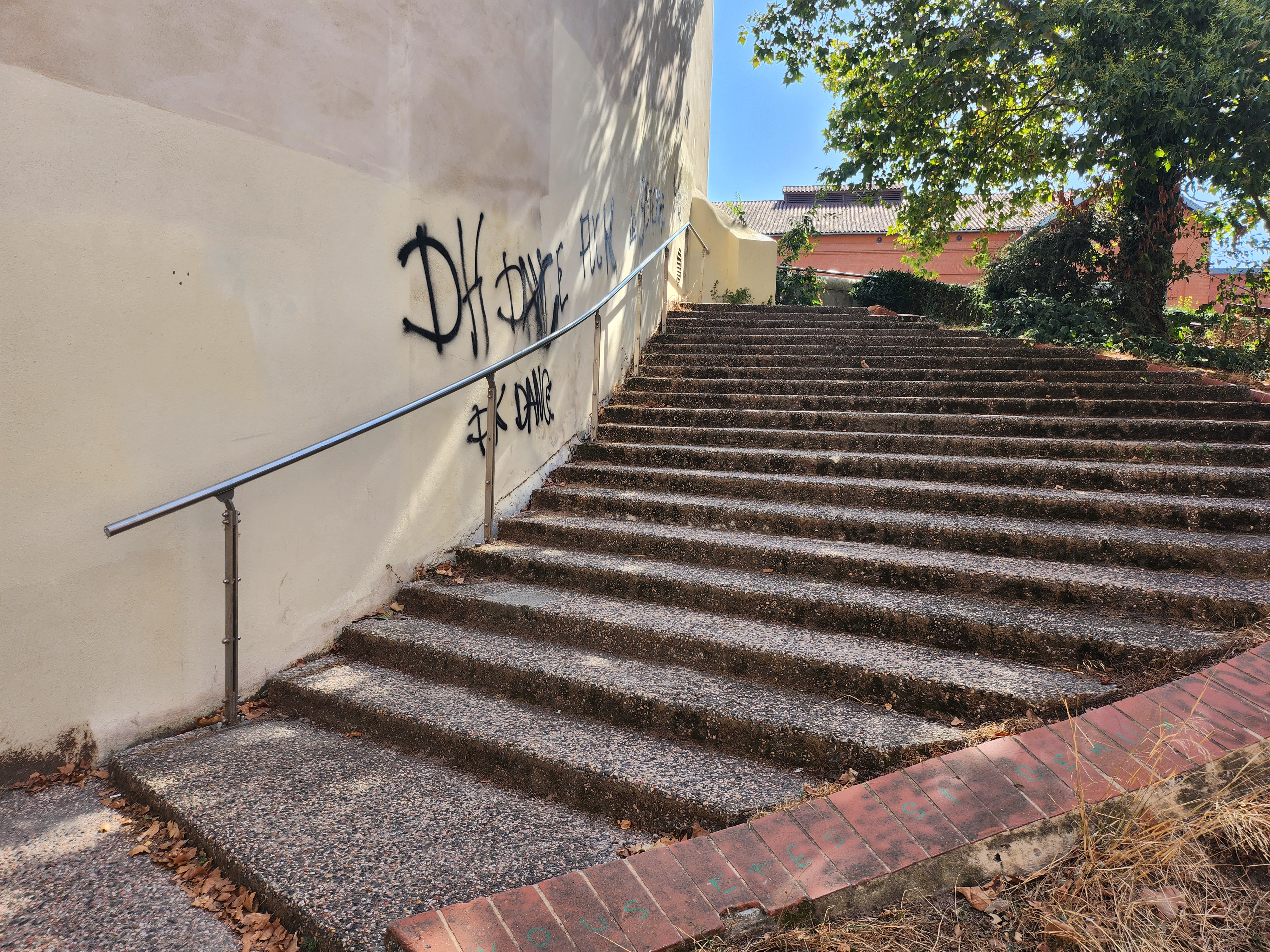Curved handrail — photo 1