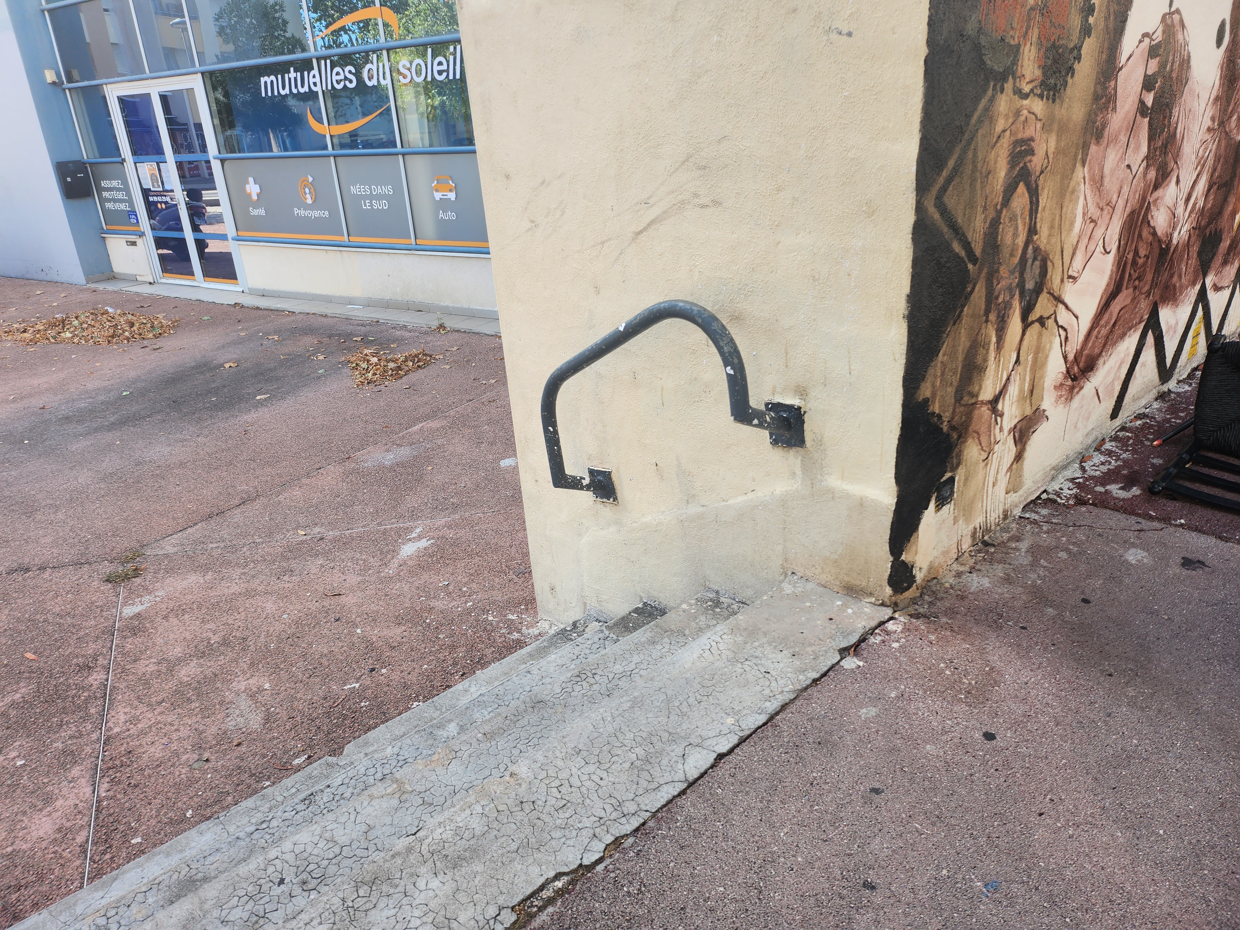 Little rail and wall — photo 1