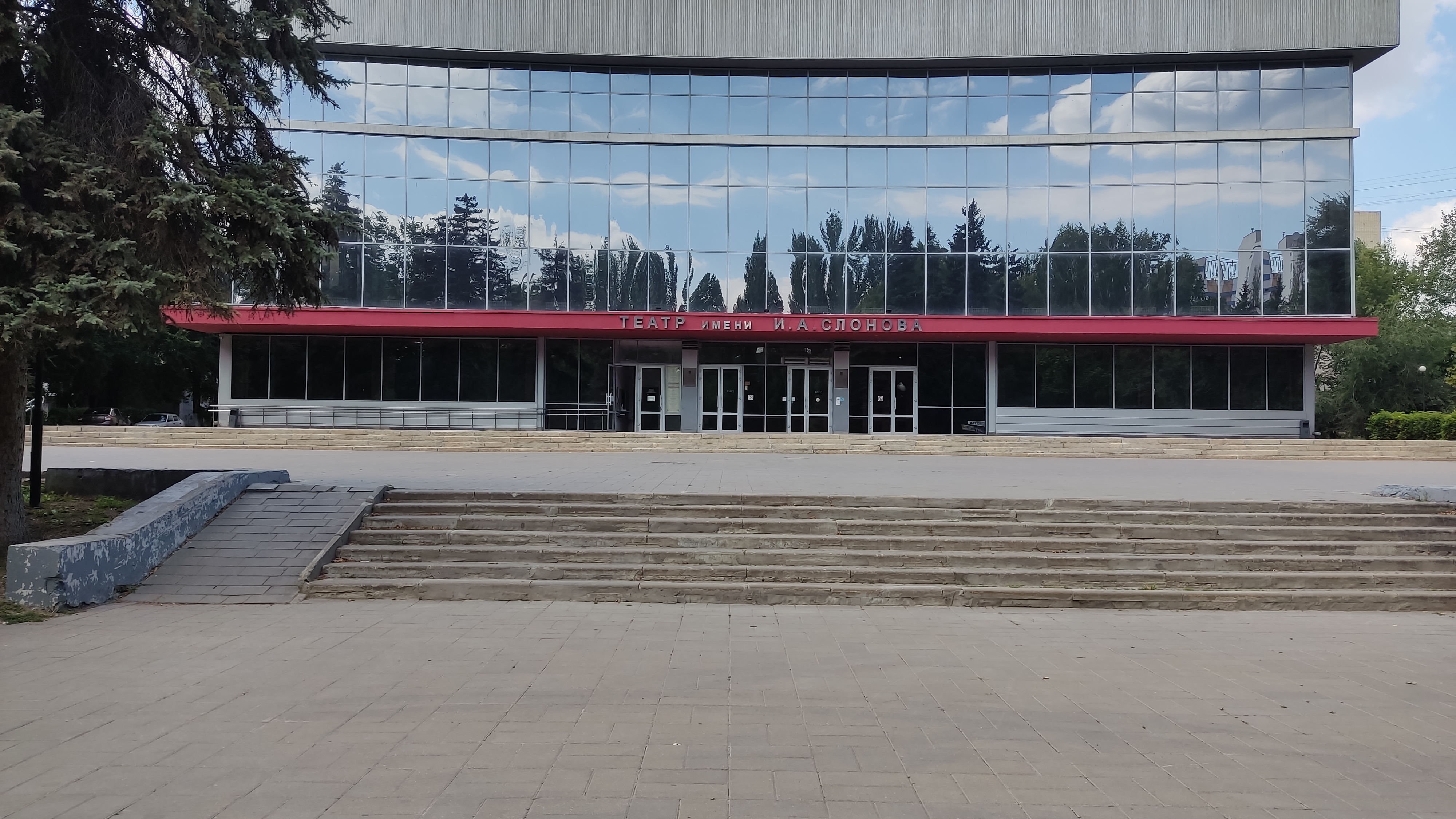 Ступеньки у театра Слонова — photo 1