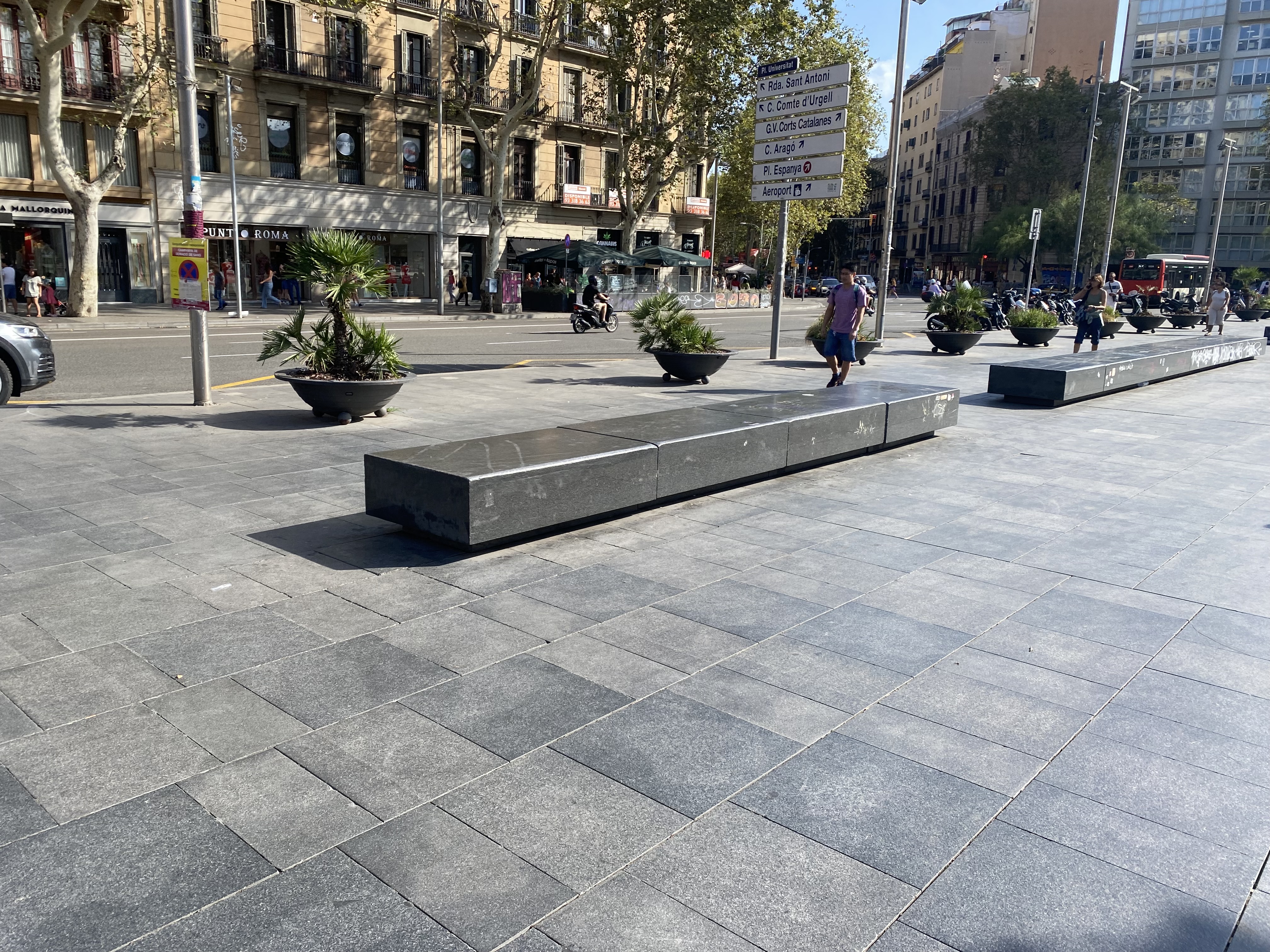 Plaça de la Universitat Spot — photo 1