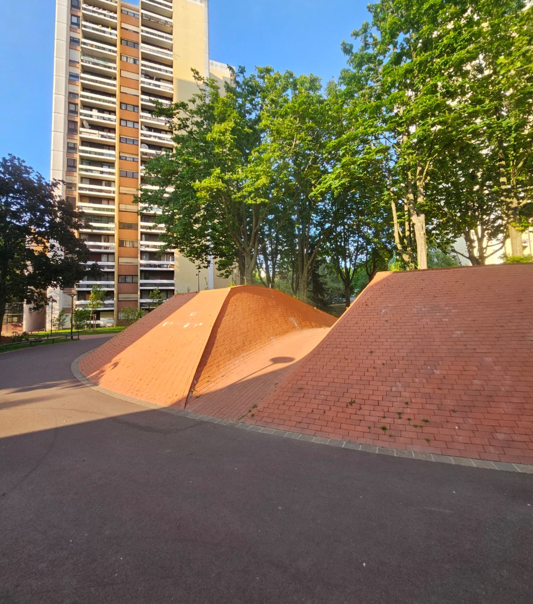 Place Jean Giraudoux Spot — photo 1