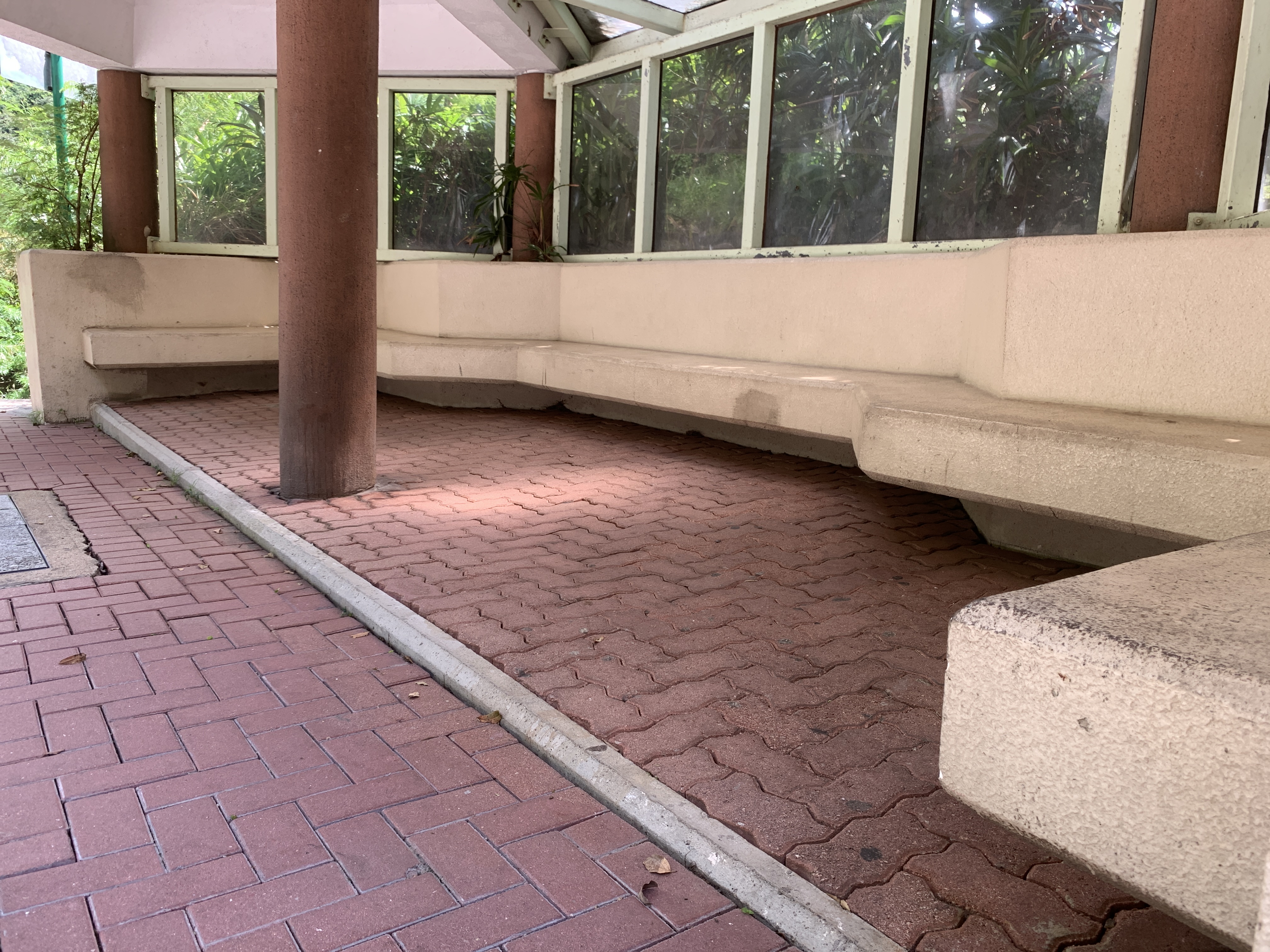 HKU Li Ka Shing bus stop ledge — photo 1
