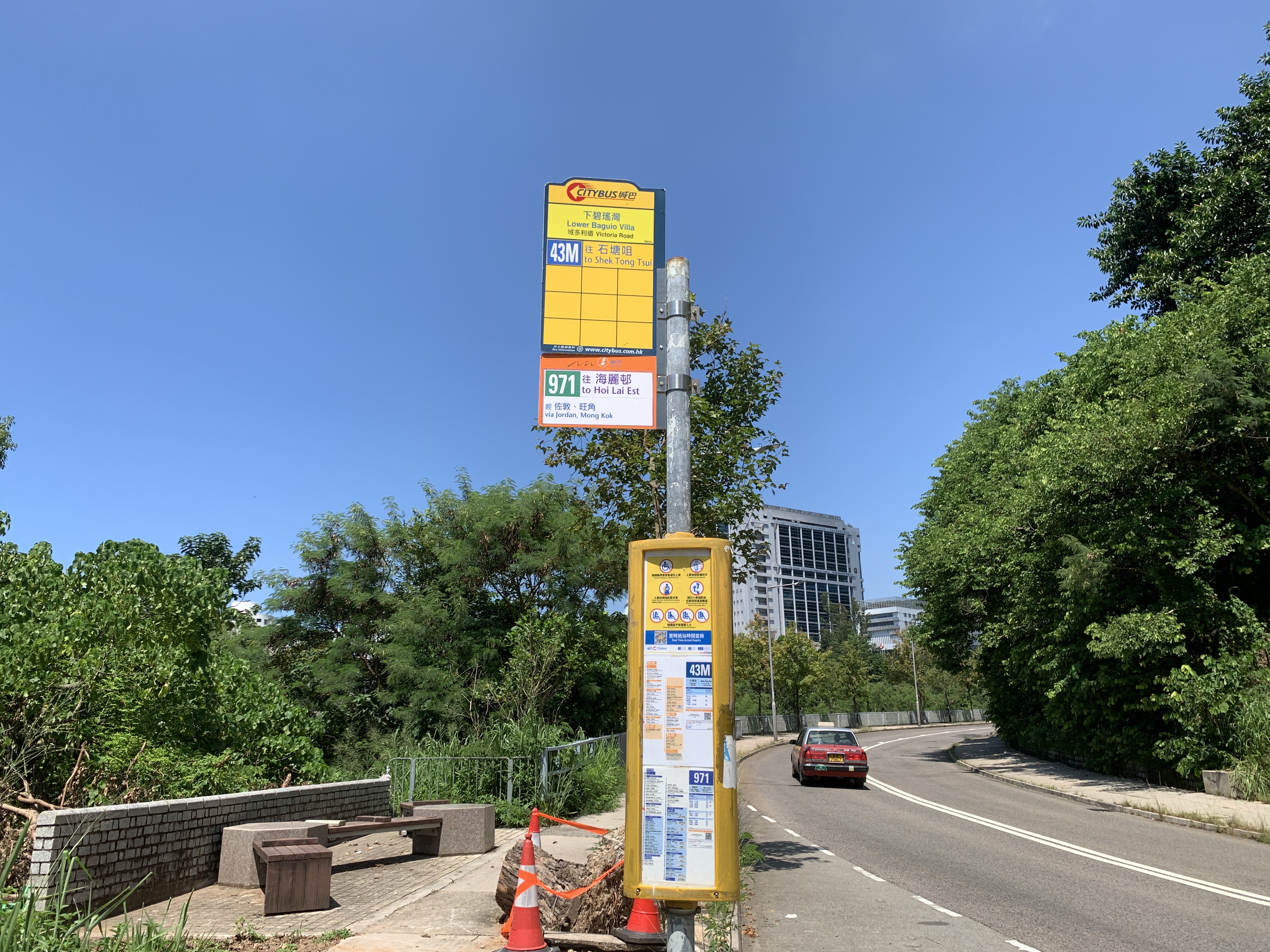 HKU Lai Bus stop ledge — photo 1