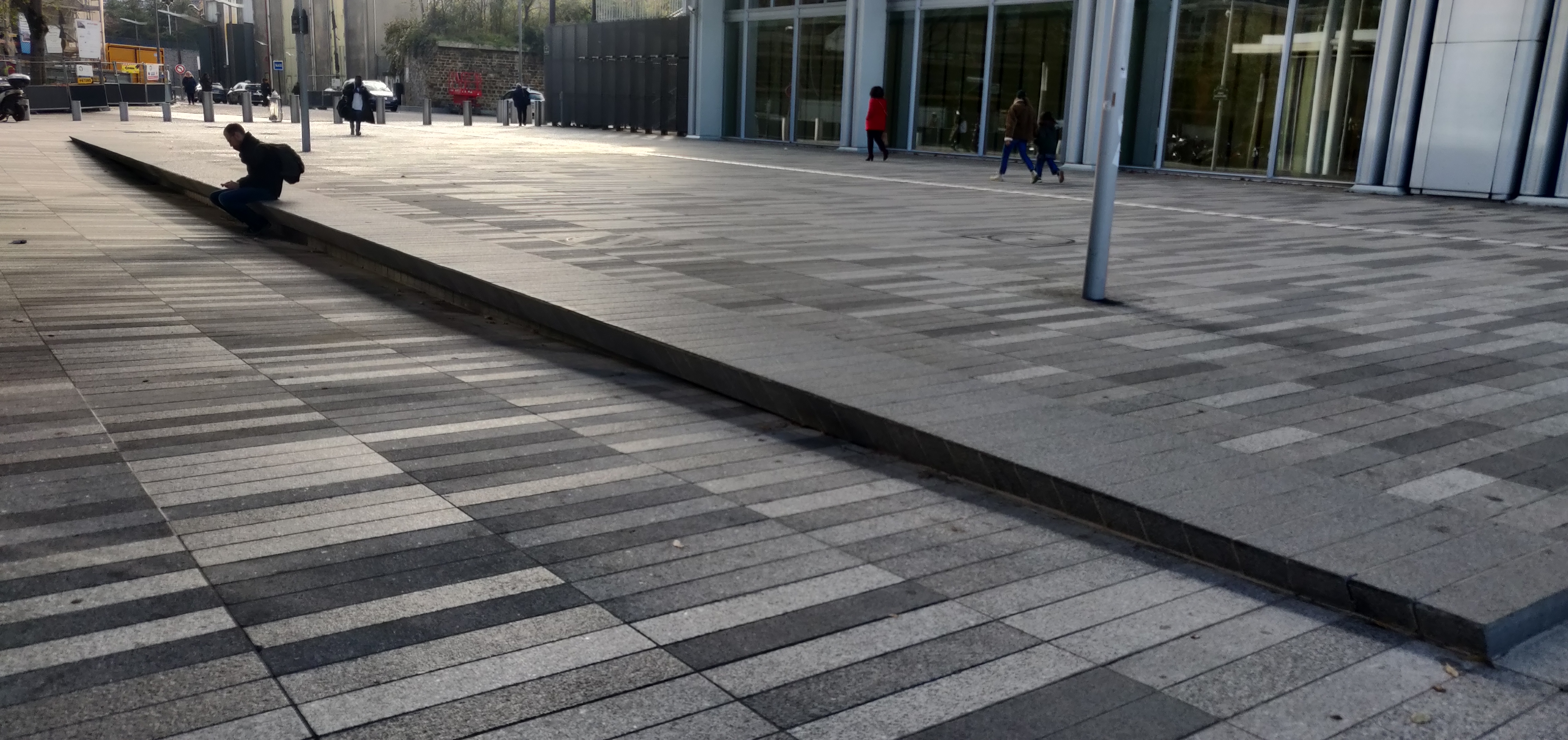 Long curb Palais de justice — photo 1