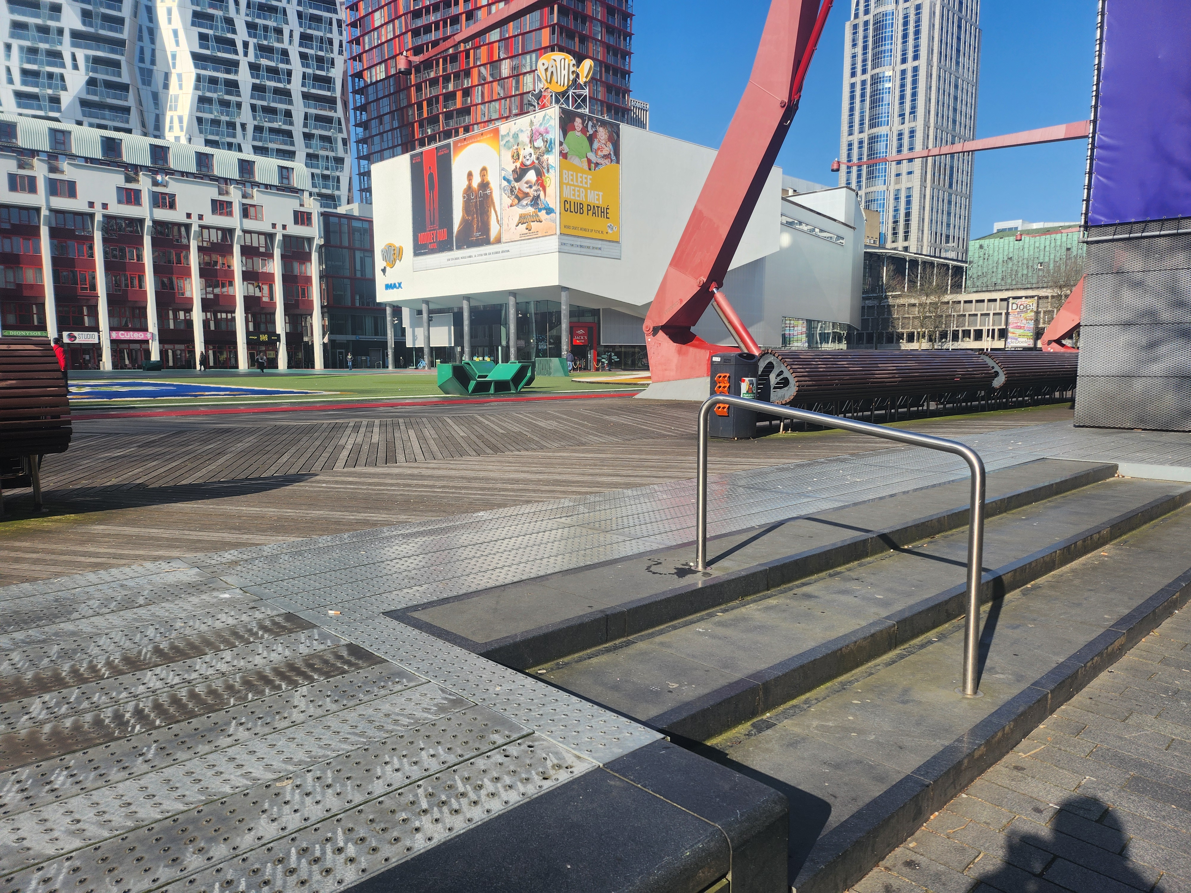 Cinema rail and curb — photo 1